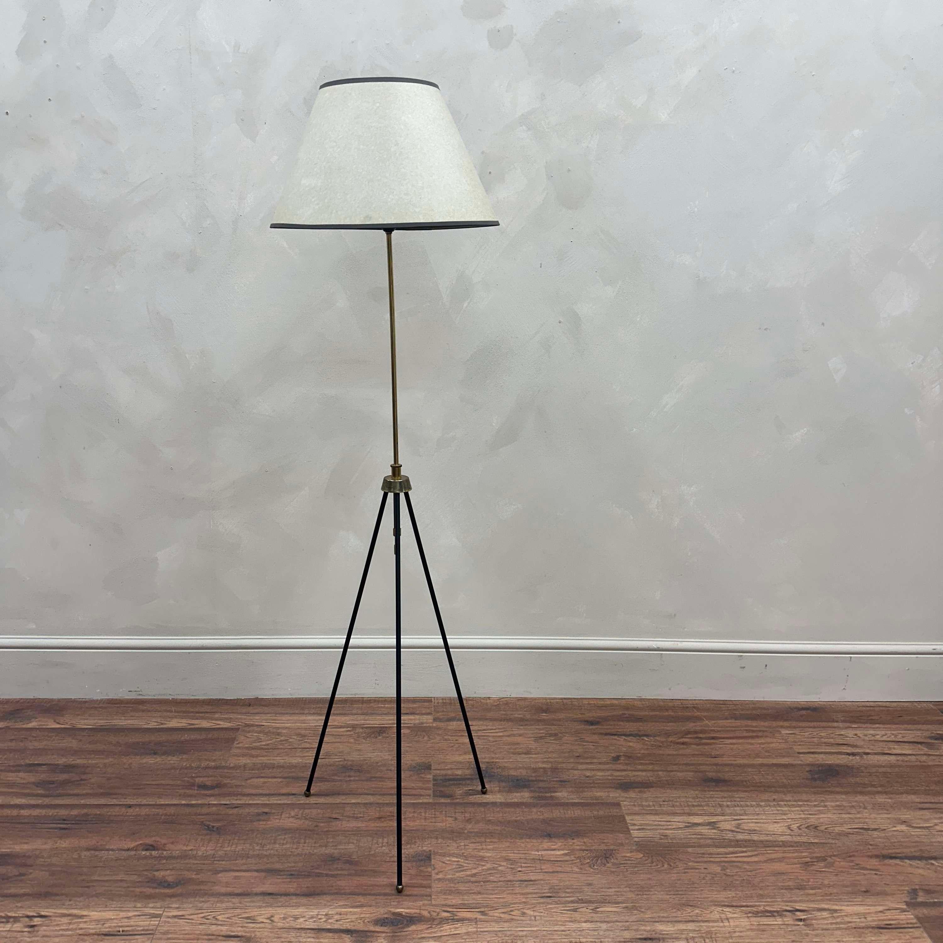 Italian Mid Century Floor Lamp attributed to Stilnovo For Sale 1