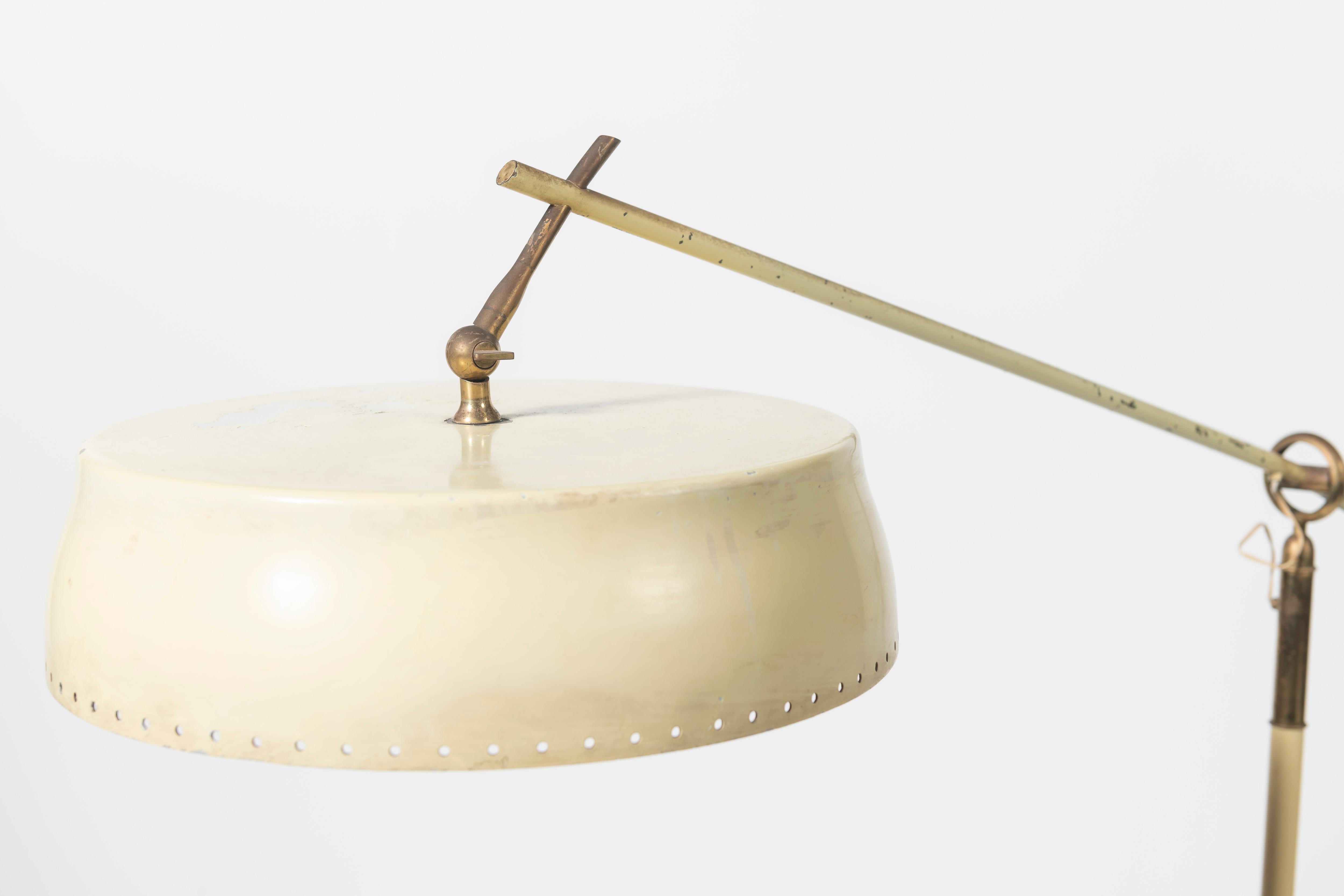 Italienische Stehlampe aus Messing aus der Mitte des Jahrhunderts mit geschwungenem Arm und grünem Marmorsockel im Angebot 4