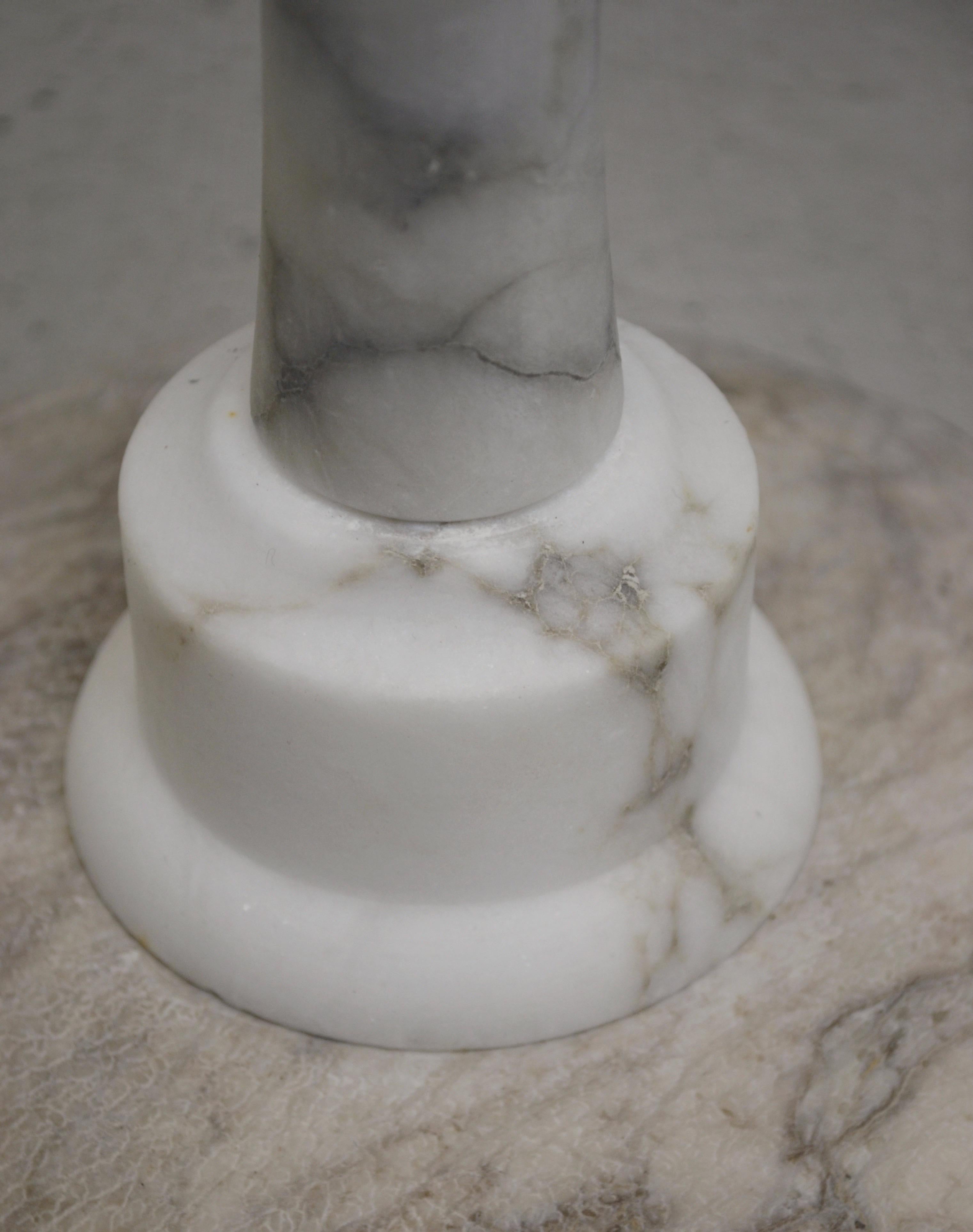 Elegant Italian floor lamp in white veined marble, dating from the 1960s.
The sculptural column features a refined stacked design, emphasizing the natural beauty of the stone.

Fully re-wired for safety and functionality.
The lampshade has been