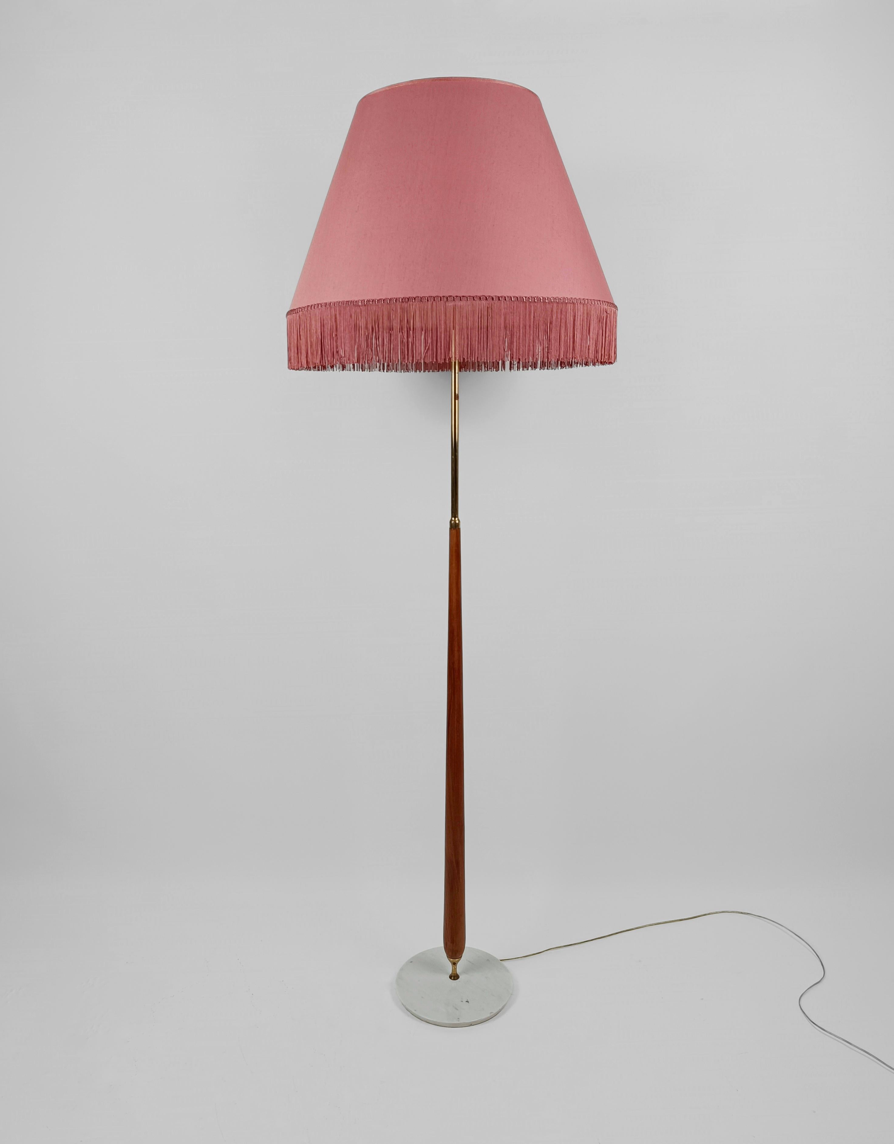 Un élégant lampadaire, fabriqué en Italie dans les années 1950 ; réalisé avec des matériaux précieux tels que le marbre de Carrare, le bois massif et le laiton.
Le design de ce lampadaire Mid Century Modern est essentiel, tout est basé sur la