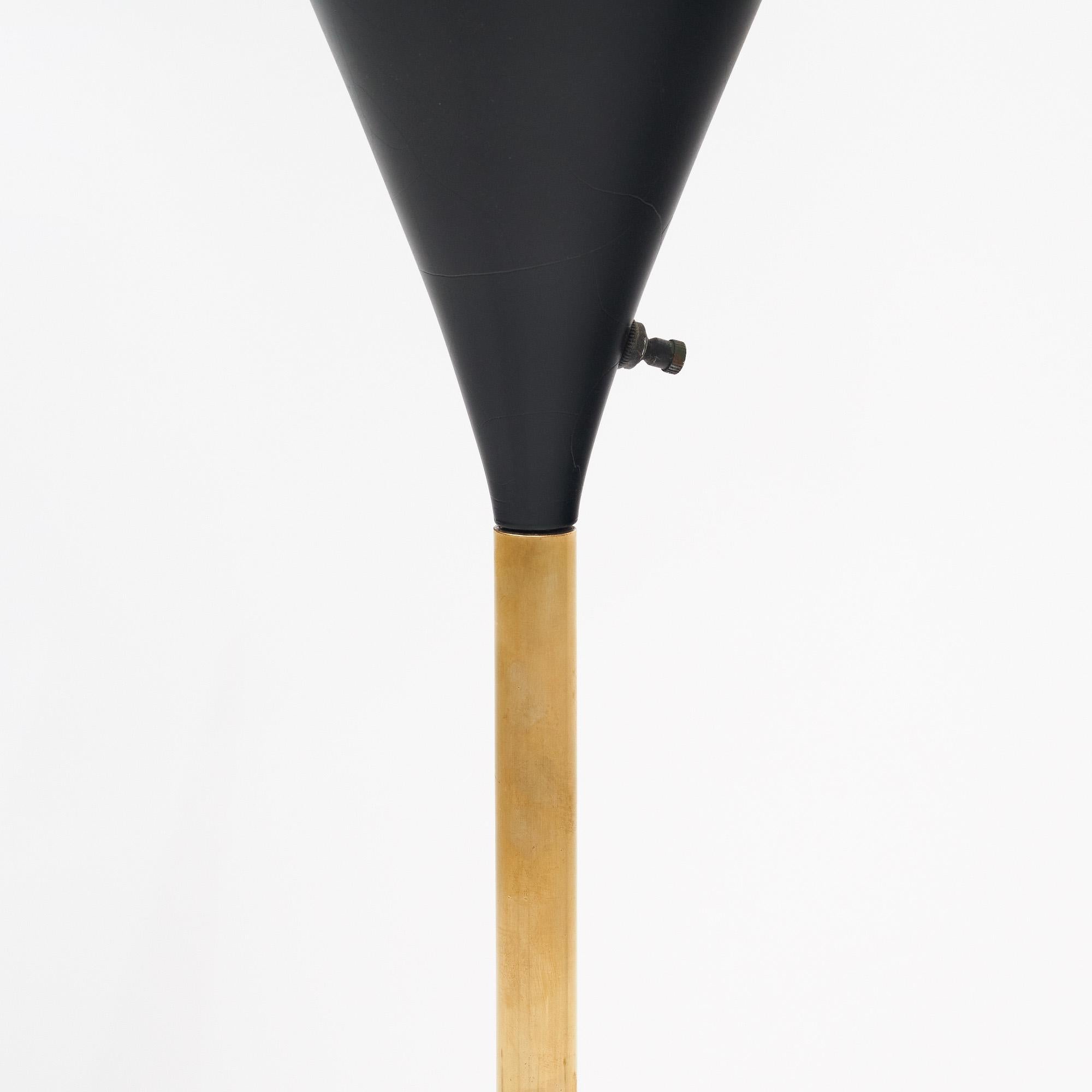 Italienische Stehlampe aus der Mitte des Jahrhunderts in der Art von Stilnovo im Zustand „Gut“ im Angebot in Austin, TX