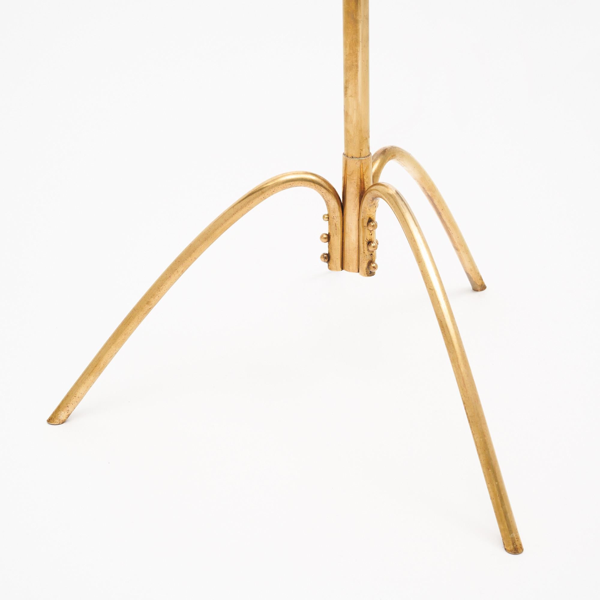 Italienische Stehlampe aus der Mitte des Jahrhunderts in der Art von Stilnovo (Messing) im Angebot