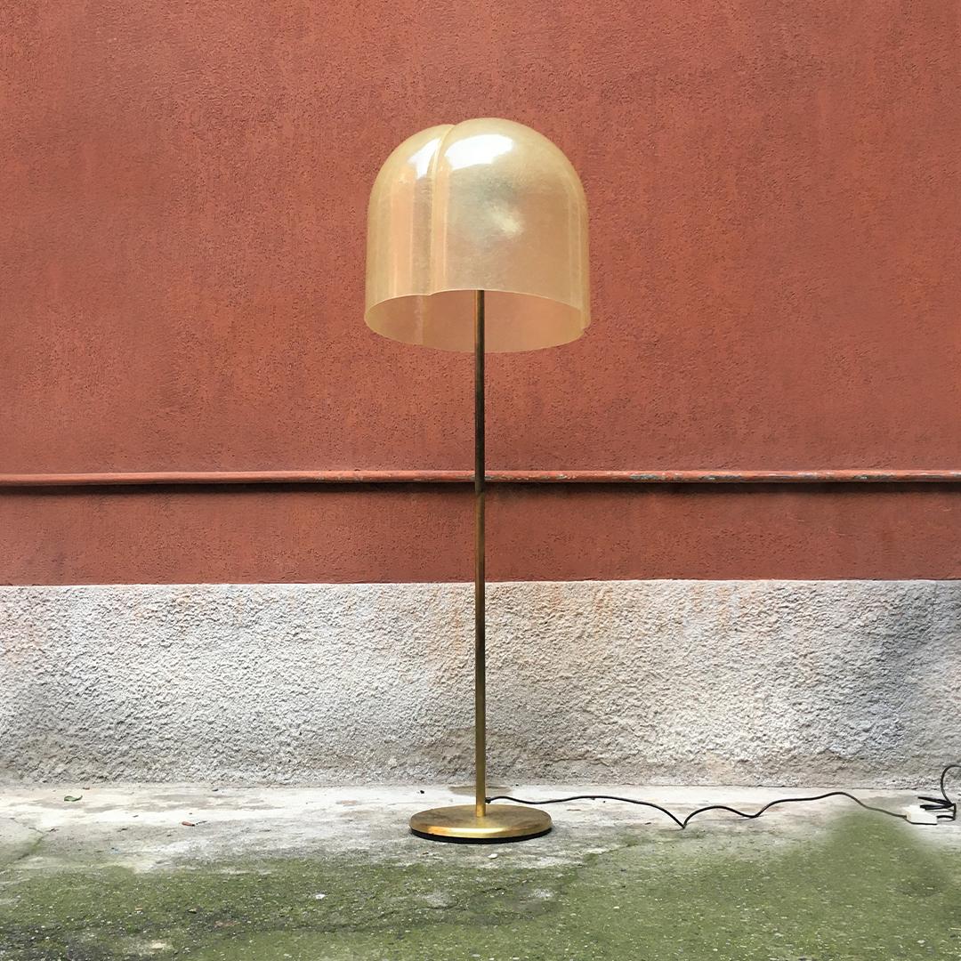 Italian Mid-Century Modern floor lamp Mushroom by Salvatore Gregorietti for Valenti, 1960s
Mushroom floor lamp with brass base and stem and resin glass dome with central hole on the upper part of the lampshade.
Project by Salvatore Gregorietti for