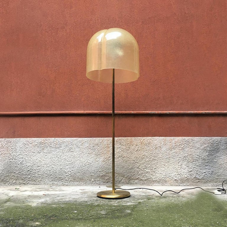 Italian Mid-Century Modern floor lamp Mushroom by Salvatore Gregorietti for Valenti, 1960s
Mushroom floor lamp with brass base and stem and resin glass dome with central hole on the upper part of the lampshade.
Project by Salvatore Gregorietti for