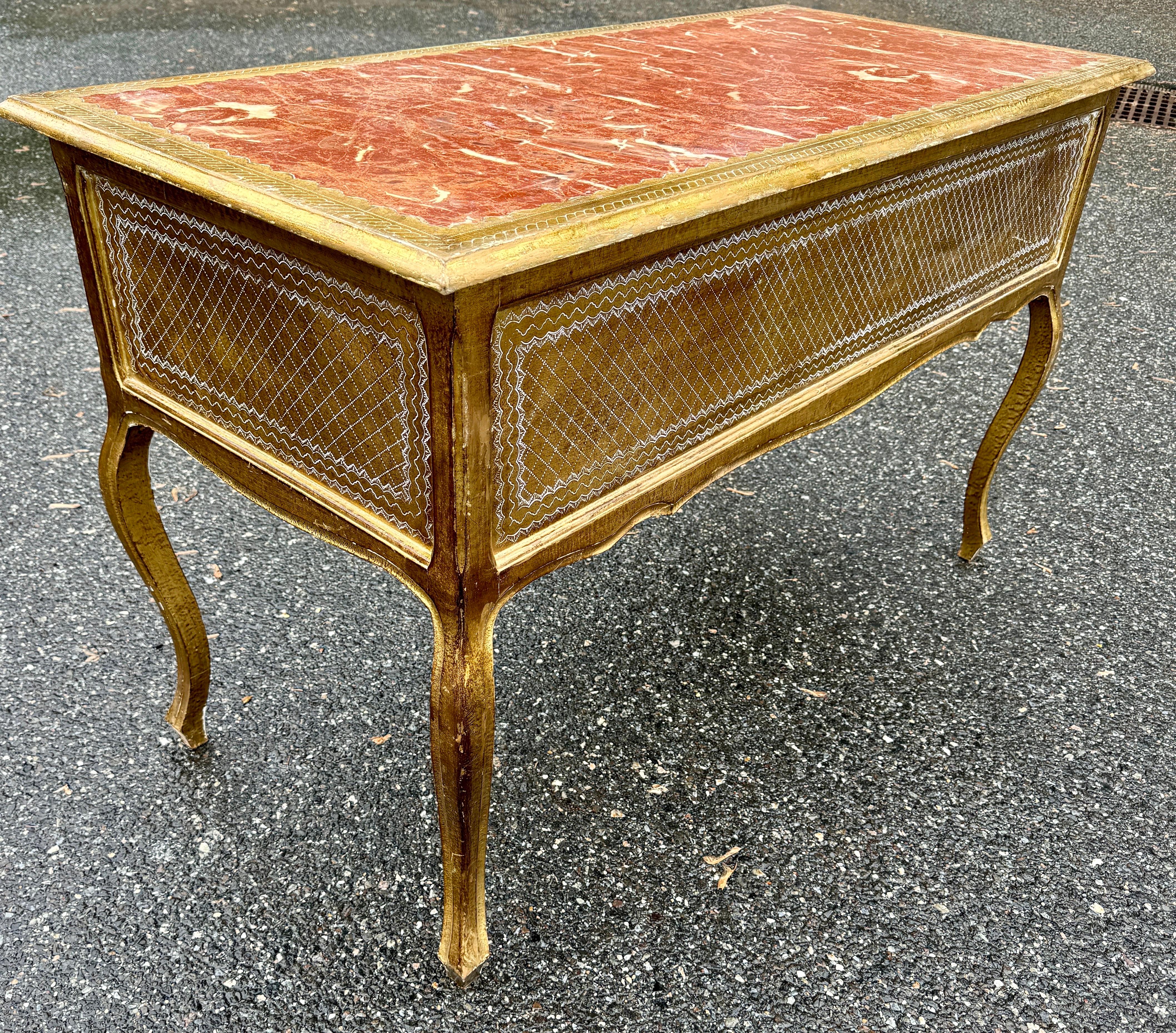Scrivania italiana di metà secolo in stile Florentine dorata con cassetti in vendita 3