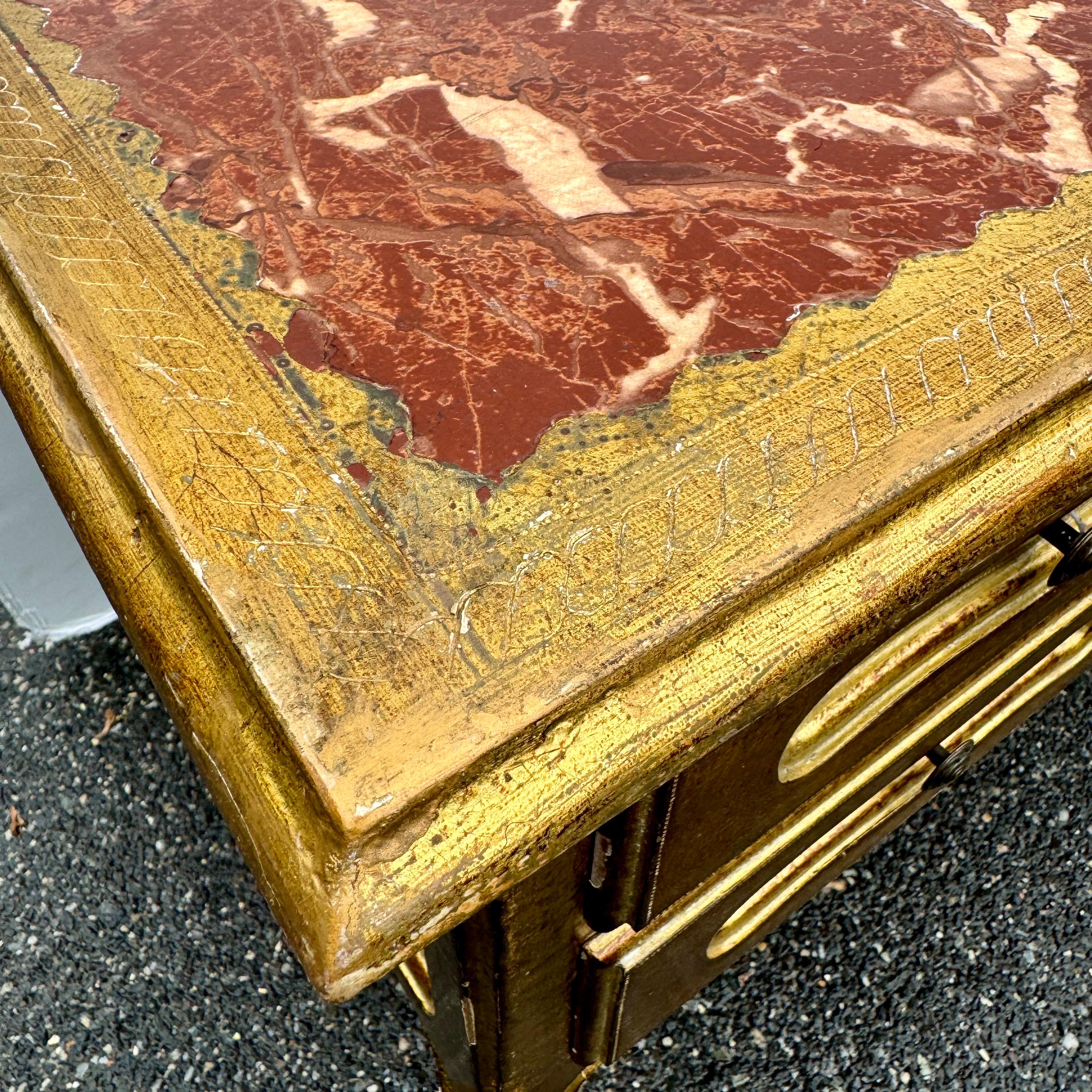 Scrivania italiana di metà secolo in stile Florentine dorata con cassetti in vendita 6