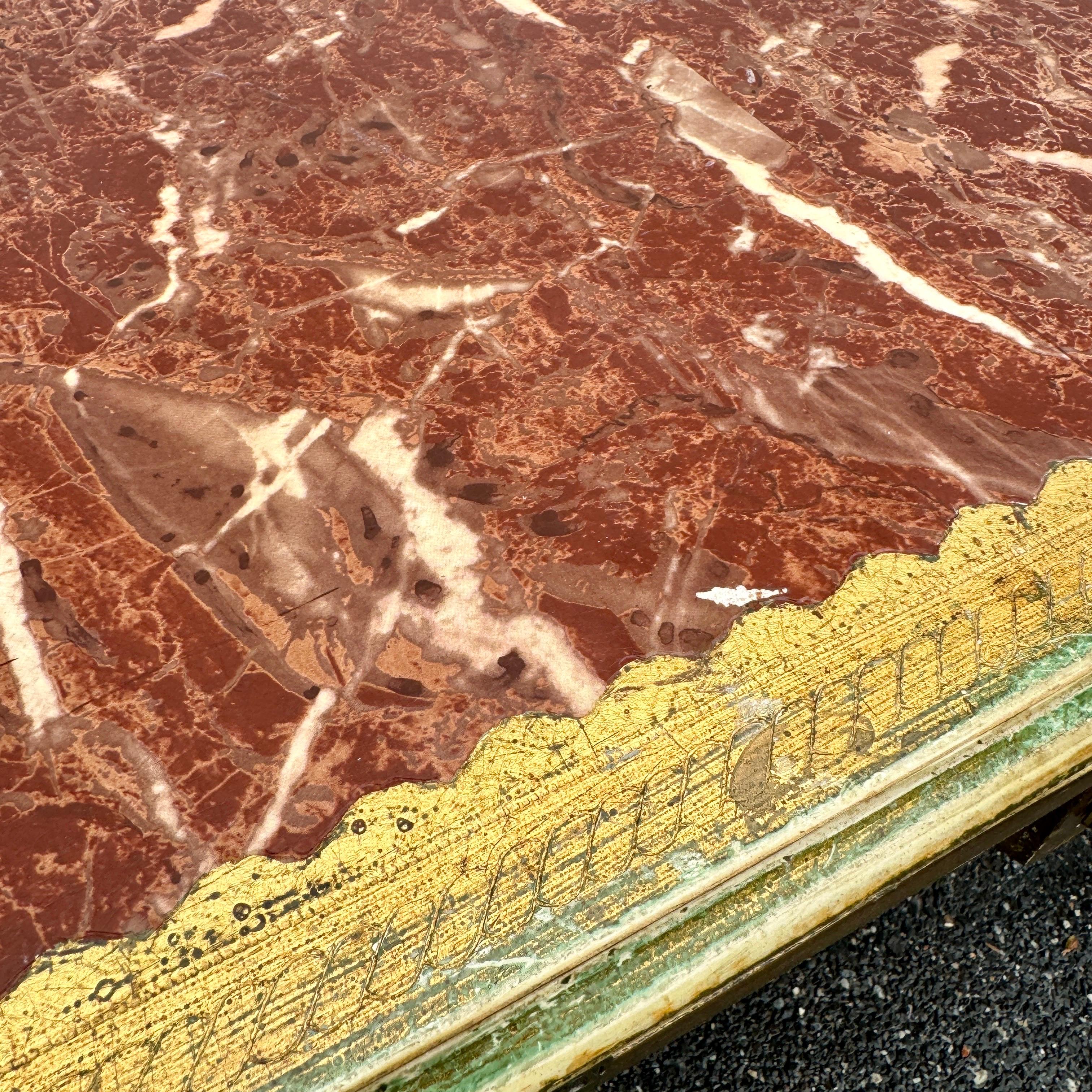 Scrivania italiana di metà secolo in stile Florentine dorata con cassetti in vendita 7
