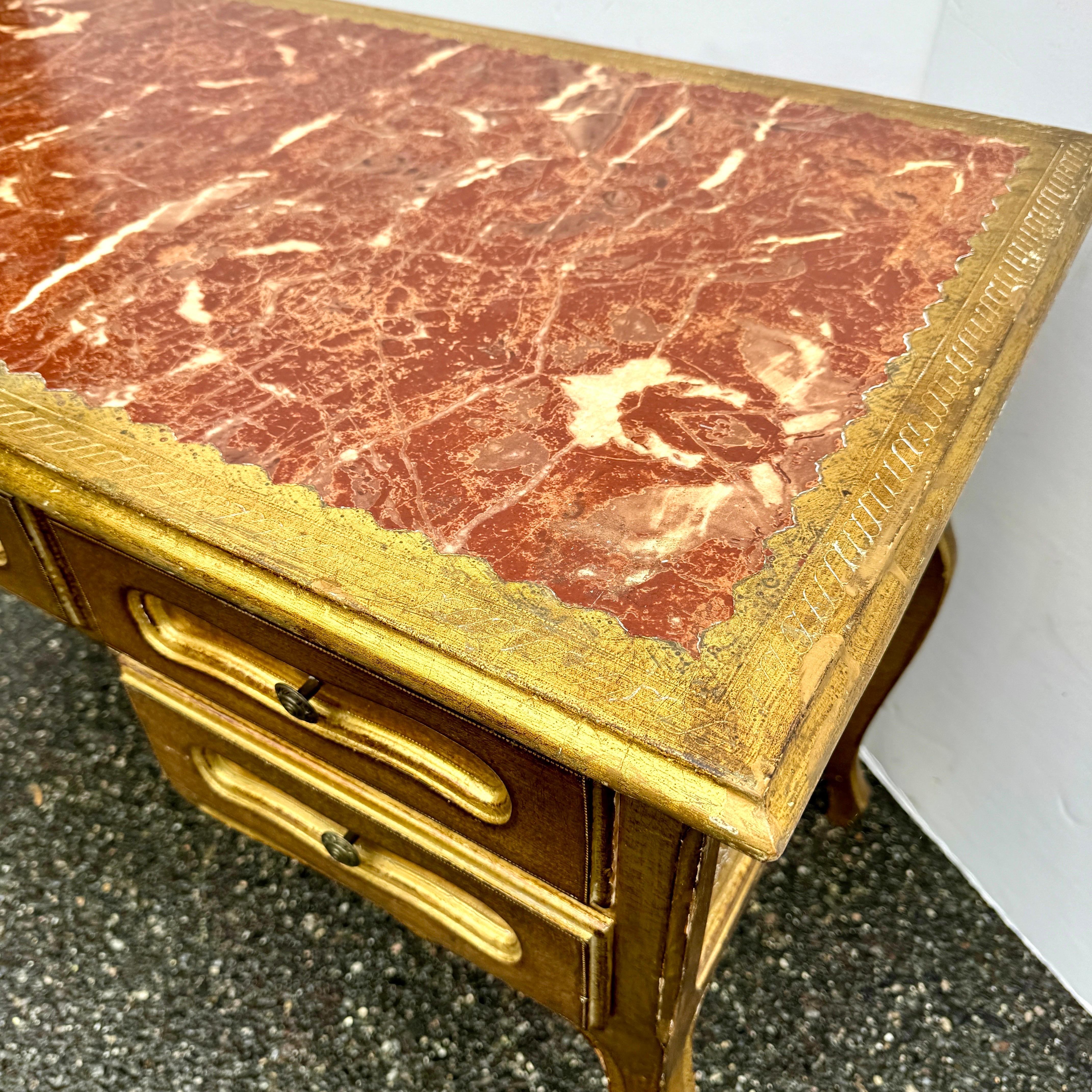 Scrivania italiana di metà secolo in stile Florentine dorata con cassetti in vendita 8