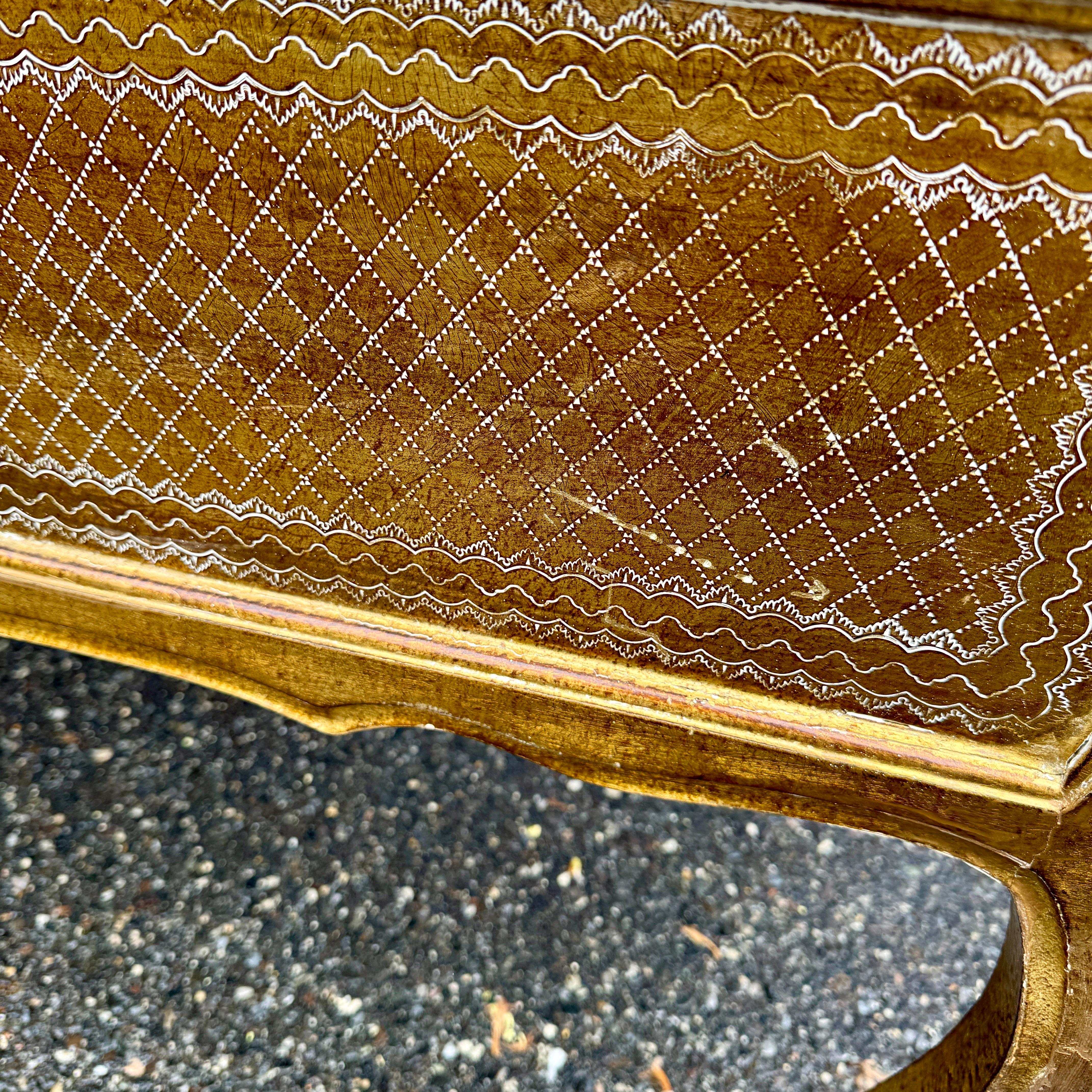 Scrivania italiana di metà secolo in stile Florentine dorata con cassetti in vendita 11
