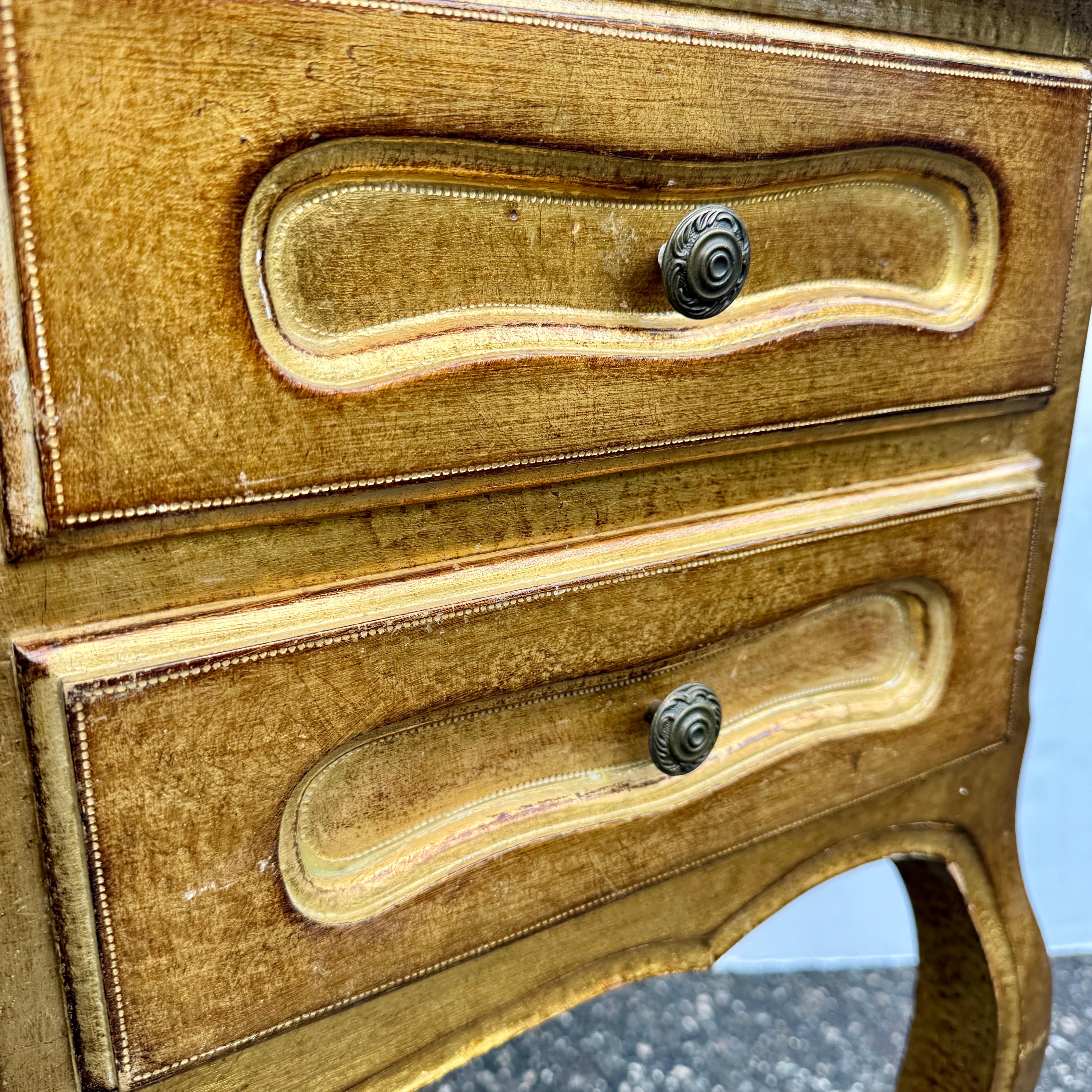 Scrivania italiana di metà secolo in stile Florentine dorata con cassetti in vendita 12