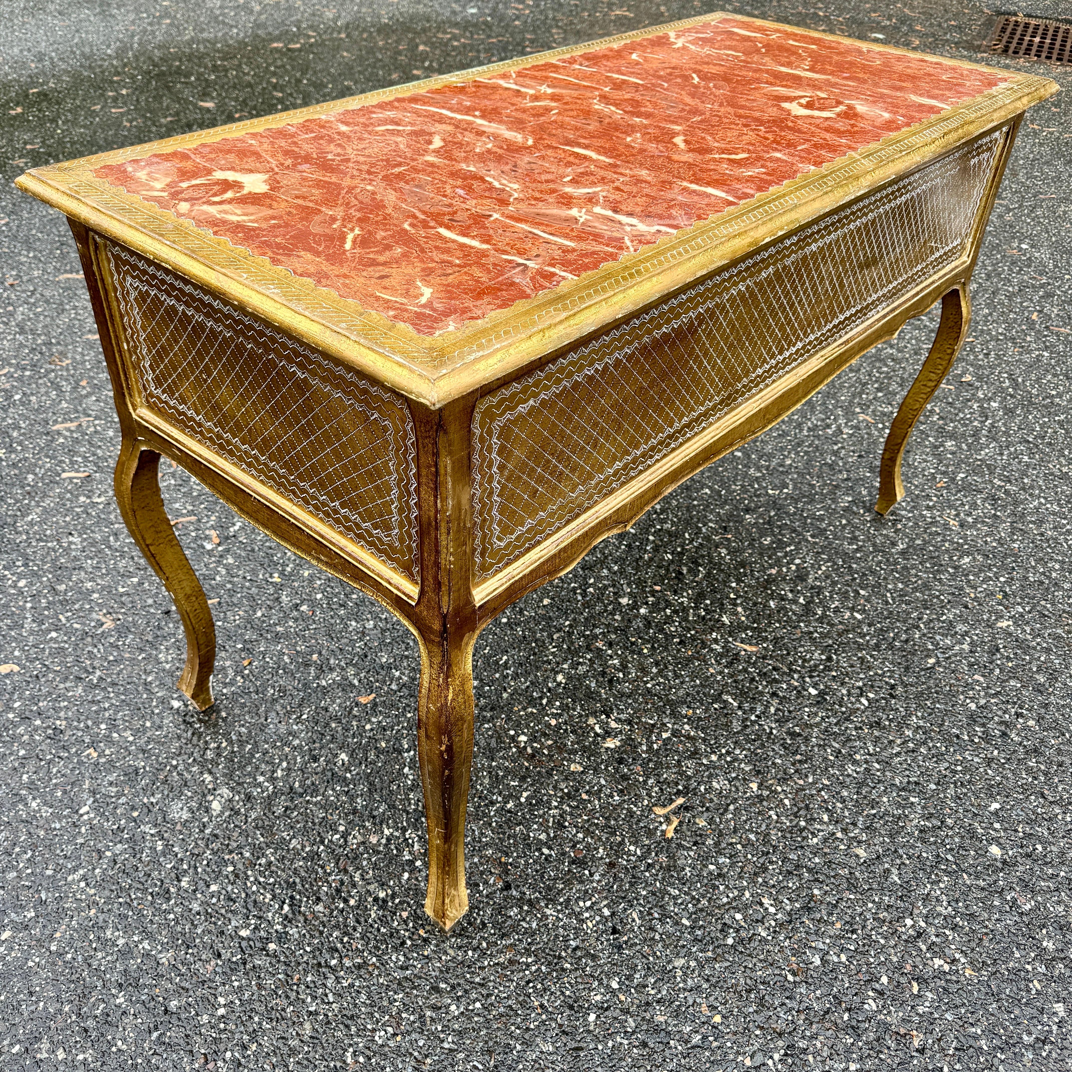 Materiale sintetico Scrivania italiana di metà secolo in stile Florentine dorata con cassetti in vendita