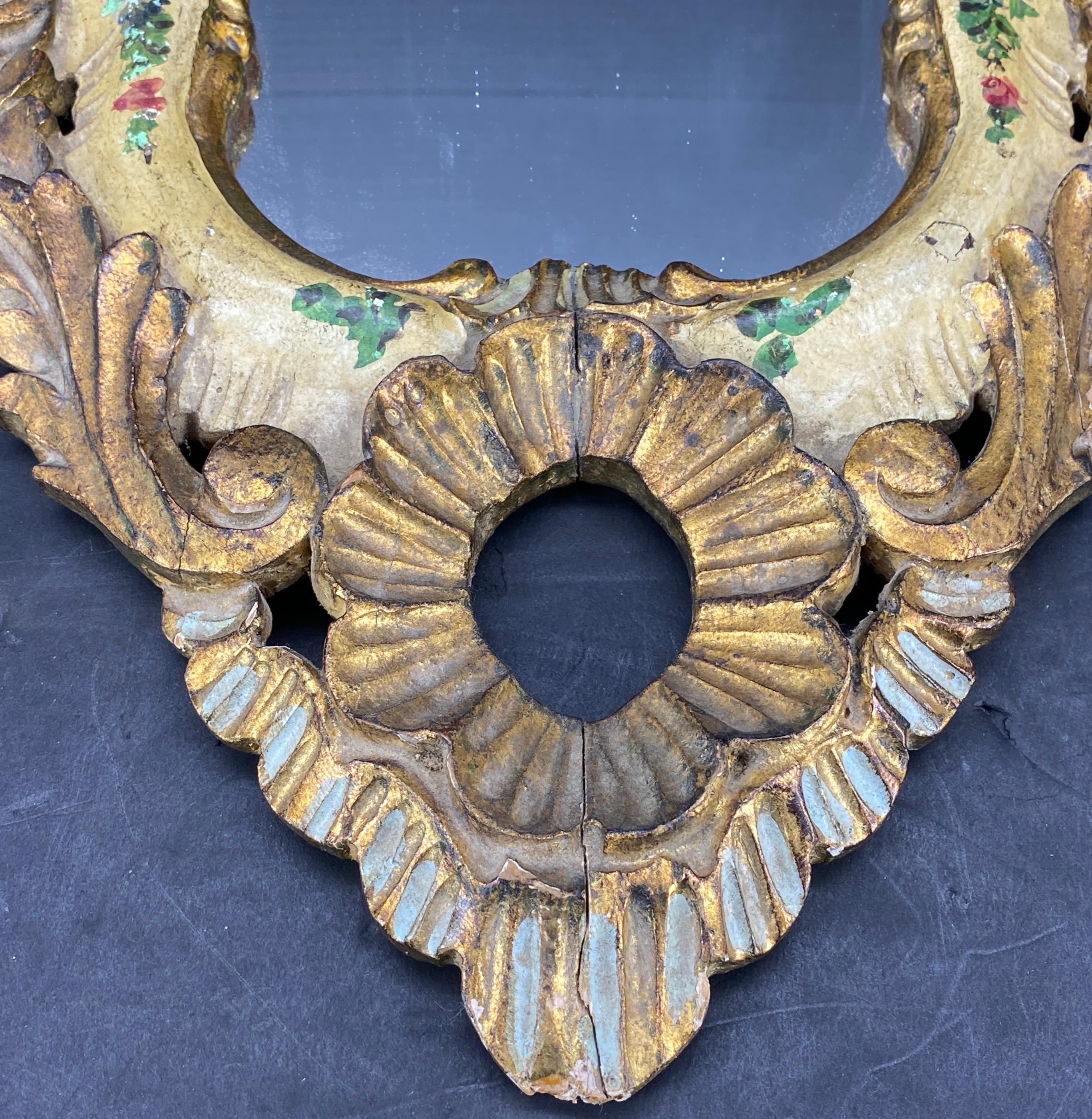 Specchio da parete dorato e dipinto Florentine dall'Italia Con un'incredibile patina davanti e dietro. Incantevole specchio in stile classico italiano dorato Florentine in oro e legno color crema con fiori dipinti. Un pezzo perfetto da utilizzare in