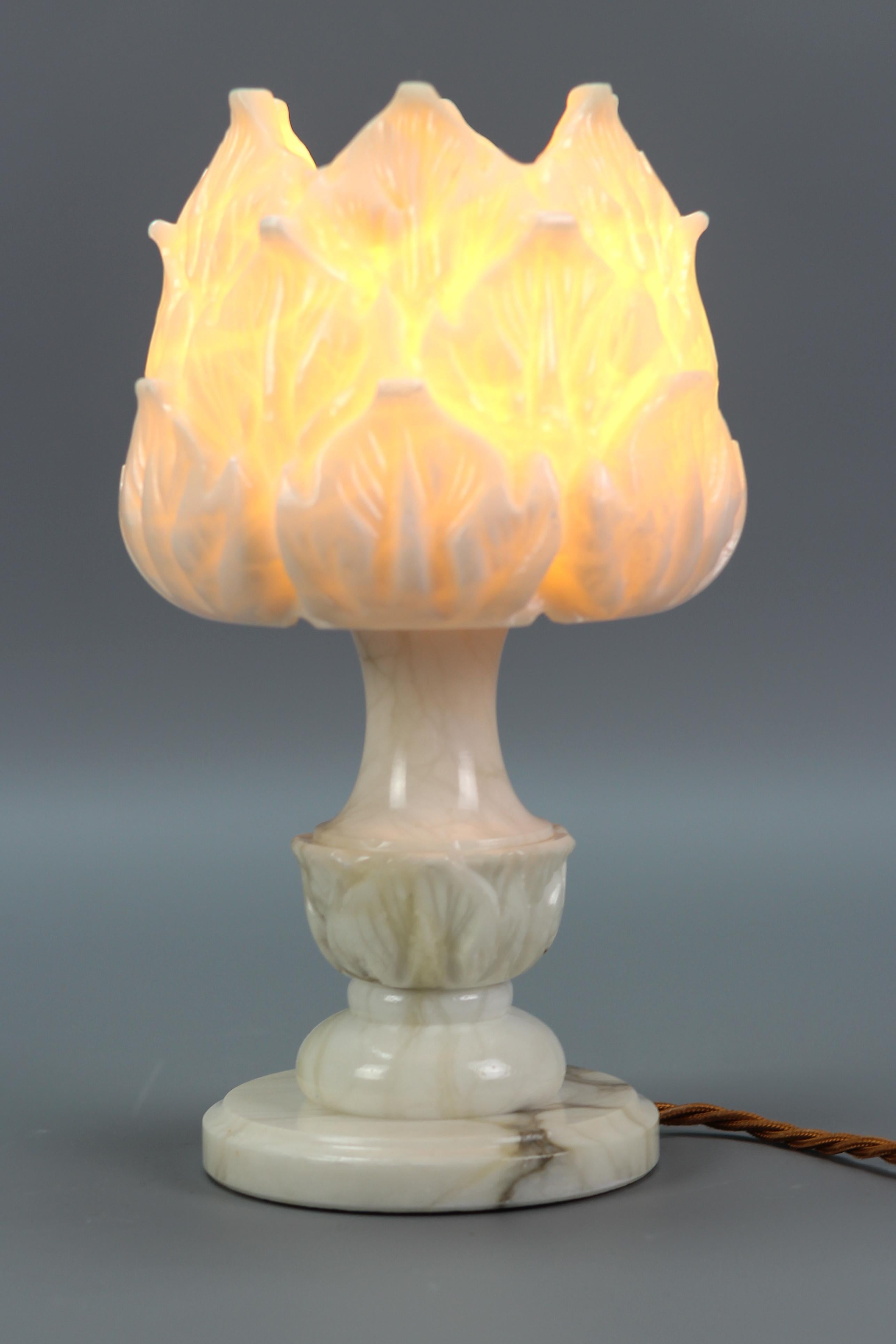Lampe de bureau ou lampe d'ambiance italienne mi-siècle en albâtre blanc en forme de fleur, années 1950 en vente 6