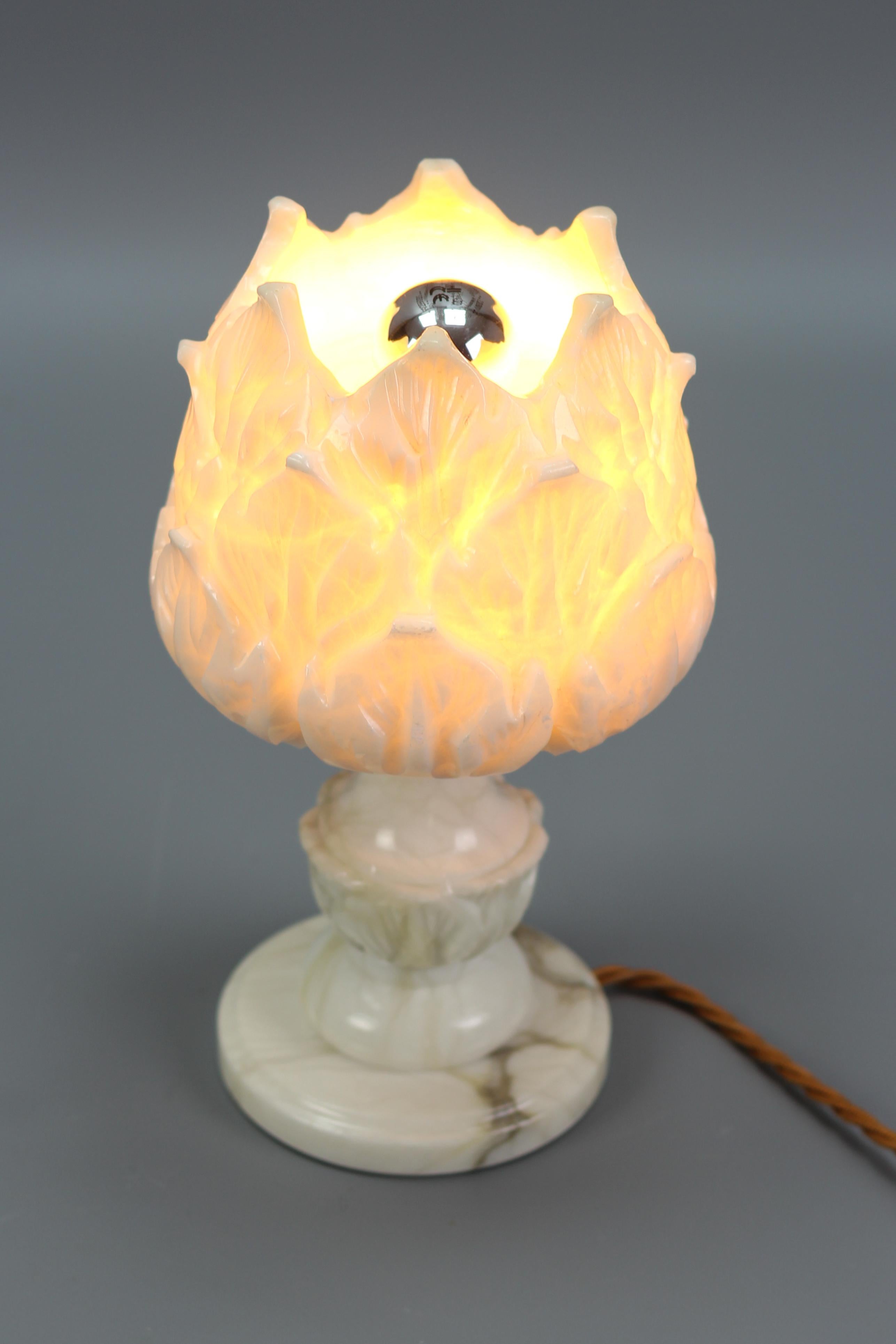 Italian Mid-Century Flower-Shaped White Alabaster Table Lamp or Mood Lamp, 1950s For Sale 7