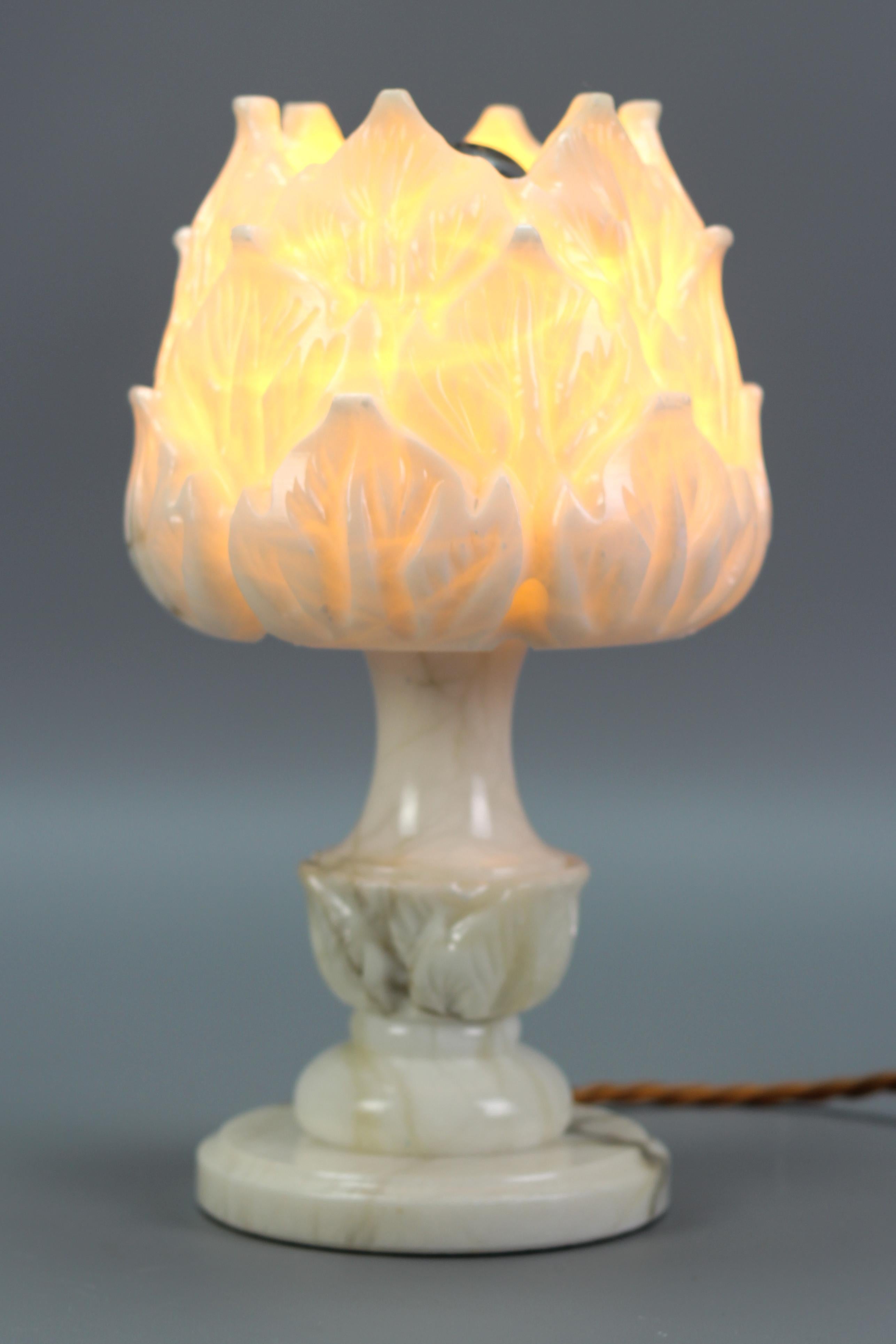 Néoclassique Lampe de bureau ou lampe d'ambiance italienne mi-siècle en albâtre blanc en forme de fleur, années 1950 en vente