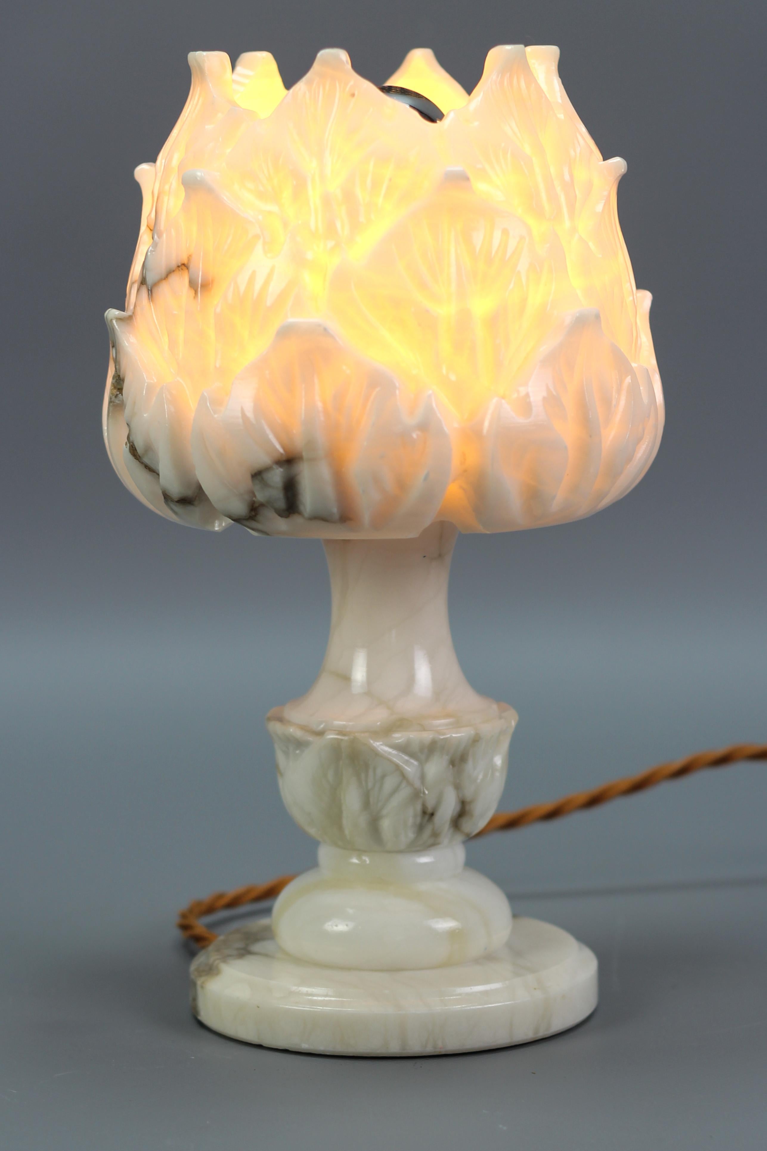 Lampe de bureau ou lampe d'ambiance italienne mi-siècle en albâtre blanc en forme de fleur, années 1950 Bon état - En vente à Barntrup, DE