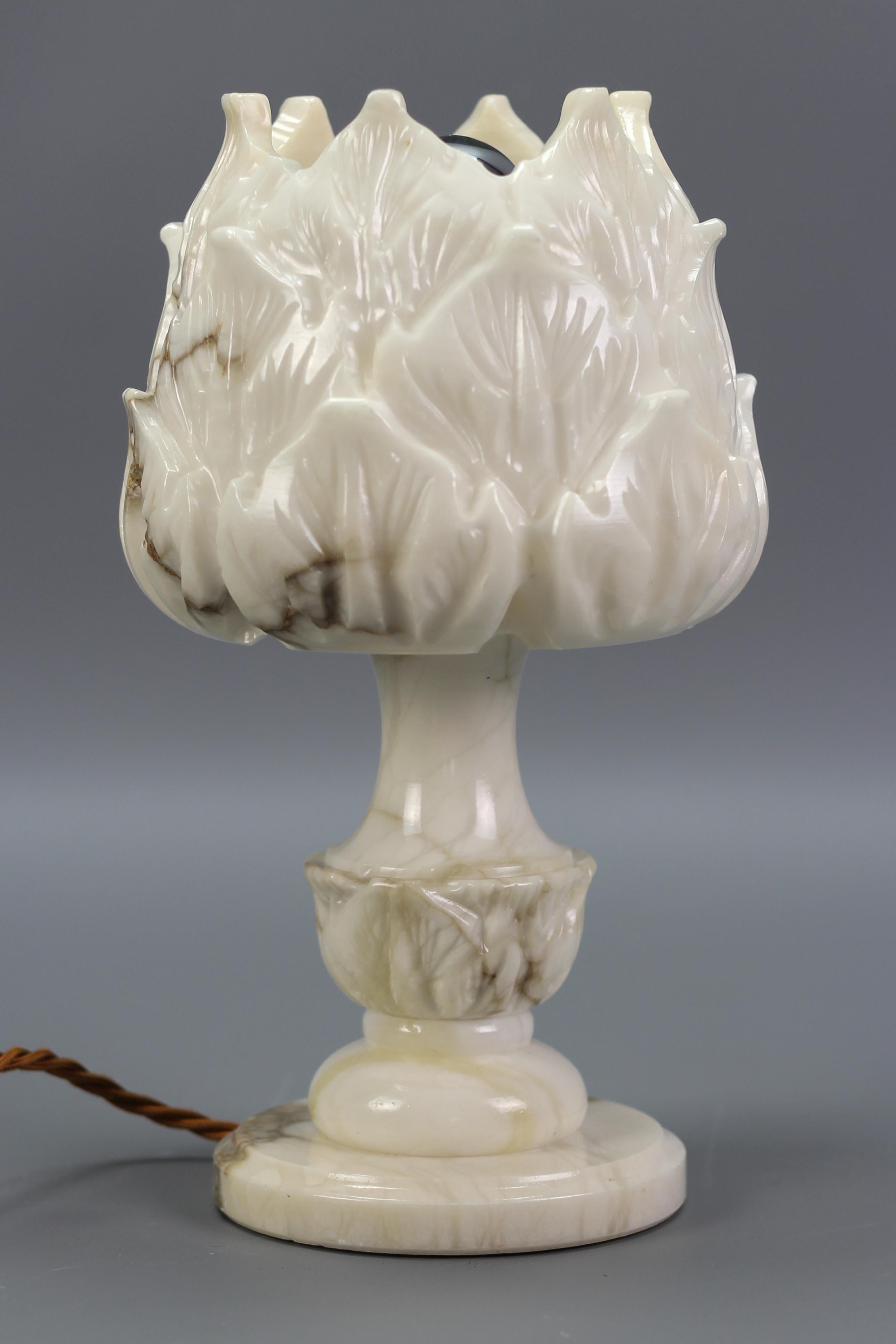 Milieu du XXe siècle Lampe de bureau ou lampe d'ambiance italienne mi-siècle en albâtre blanc en forme de fleur, années 1950 en vente