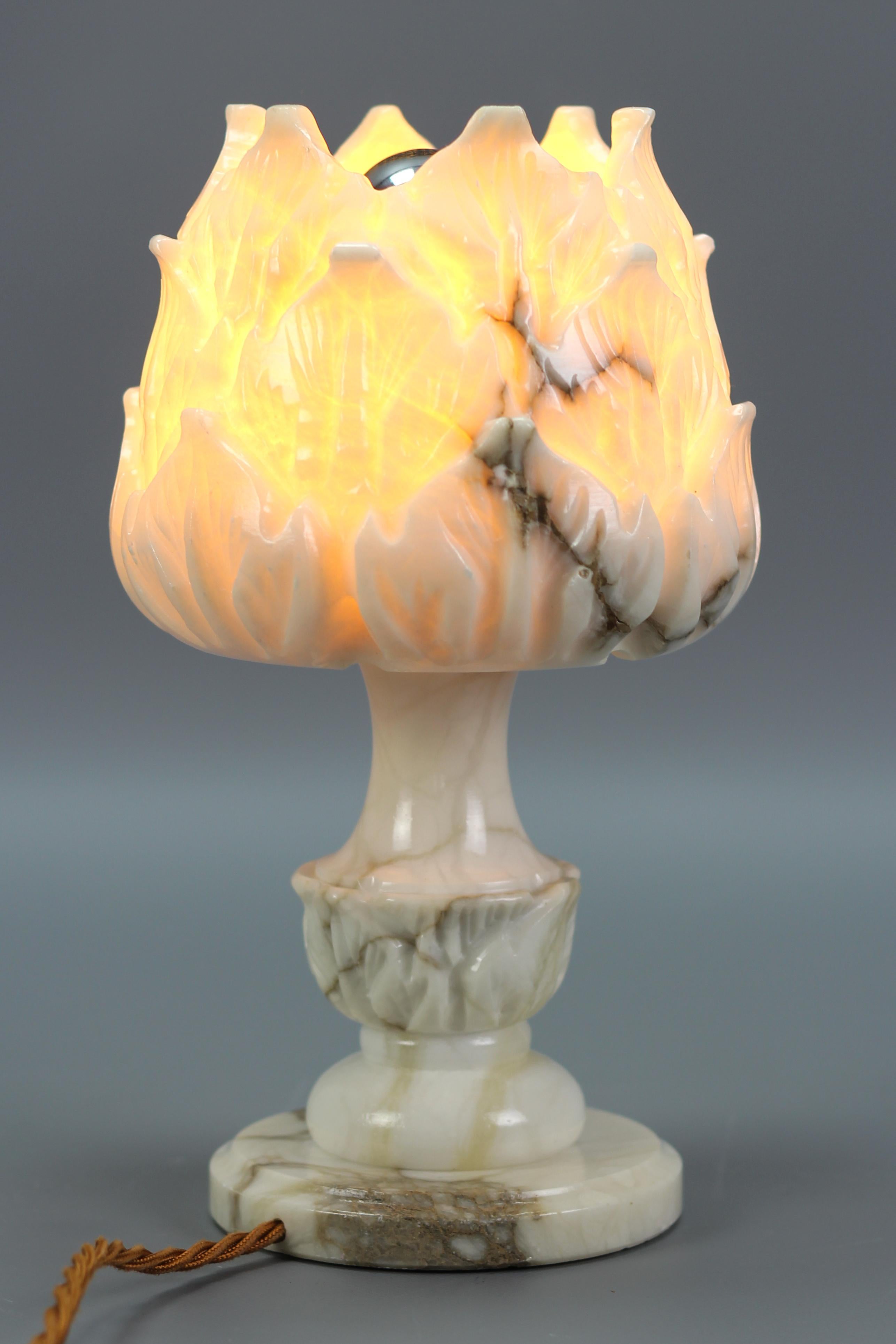 Lampe de bureau ou lampe d'ambiance italienne mi-siècle en albâtre blanc en forme de fleur, années 1950 en vente 1