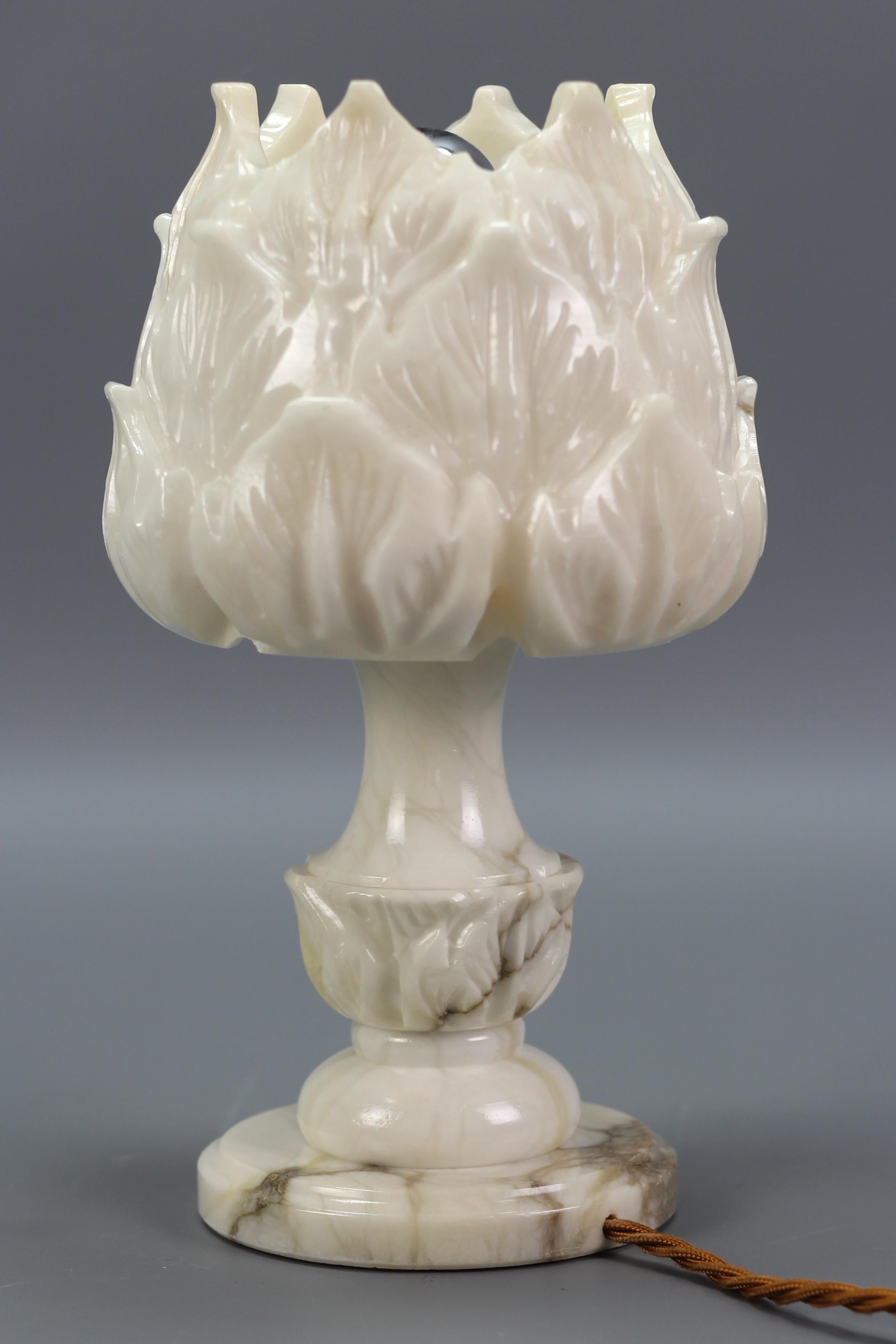 Lampe de bureau ou lampe d'ambiance italienne mi-siècle en albâtre blanc en forme de fleur, années 1950 en vente 2