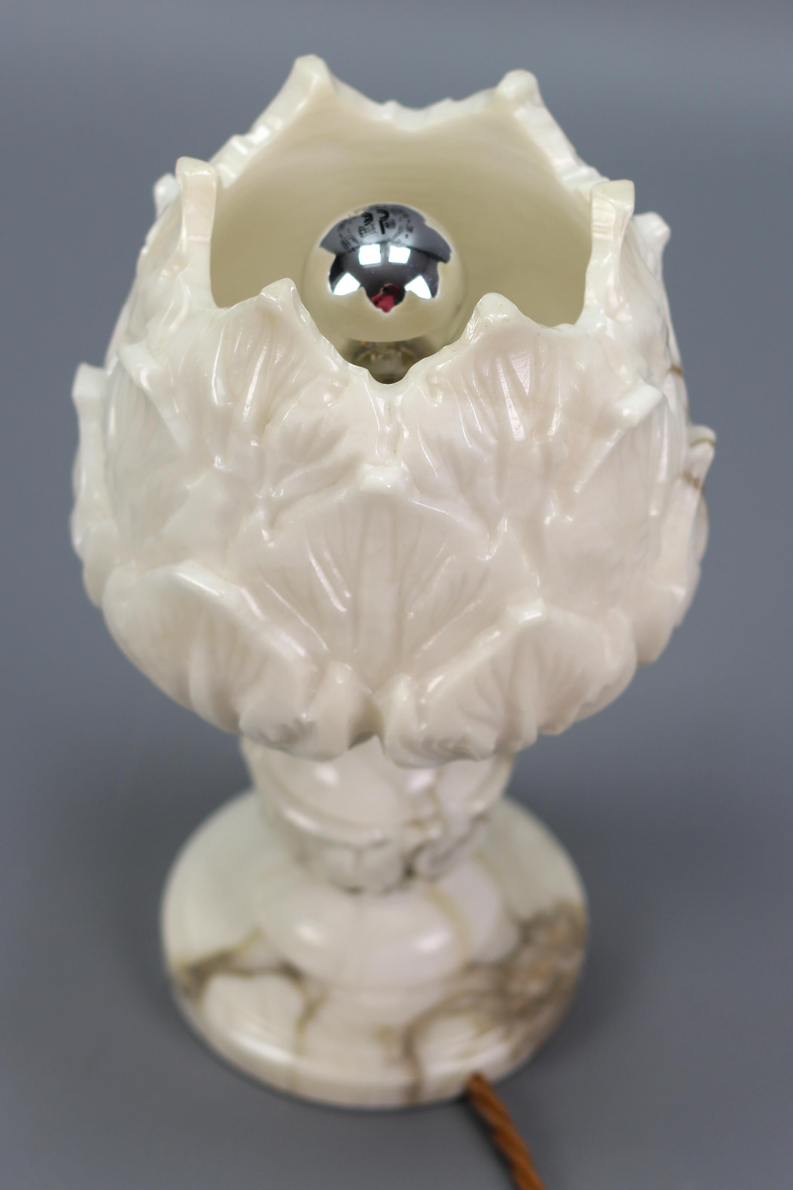 Italian Mid-Century Flower-Shaped White Alabaster Table Lamp or Mood Lamp, 1950s For Sale 2