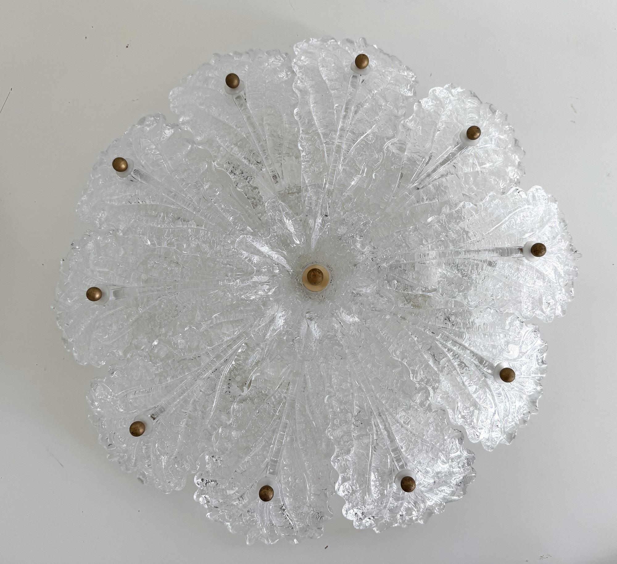 Araña italiana a ras de suelo de mediados de siglo con cristal de Murano granulado, años 70 en venta 2