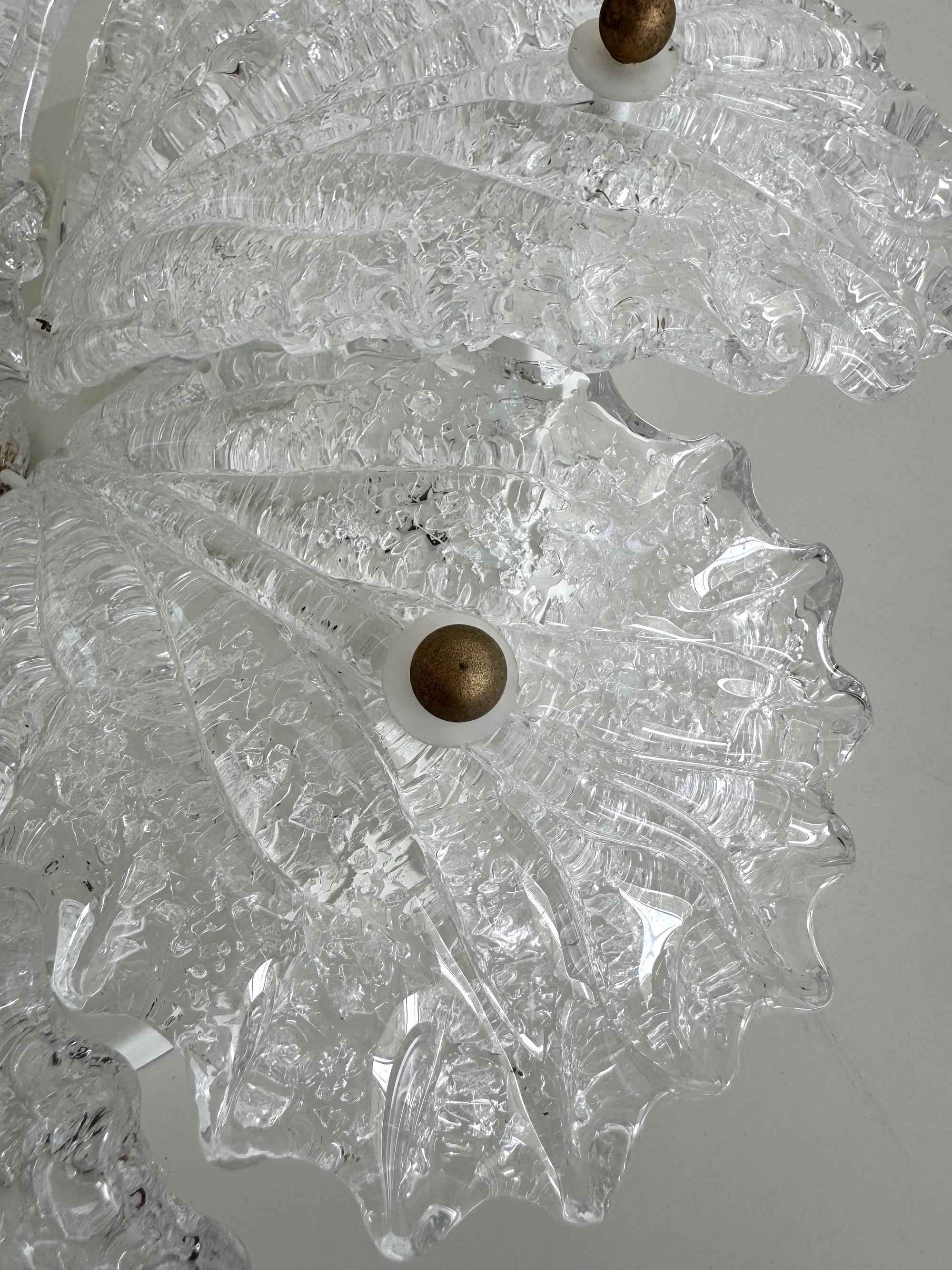 Araña italiana a ras de suelo de mediados de siglo con cristal de Murano granulado, años 70 en venta 3