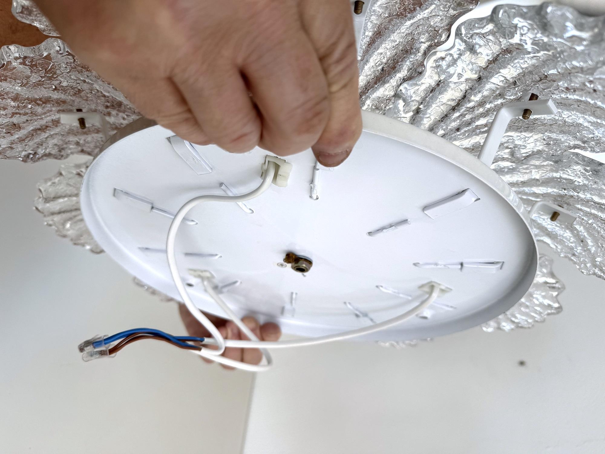 Araña italiana a ras de suelo de mediados de siglo con cristal de Murano granulado, años 70 en venta 4