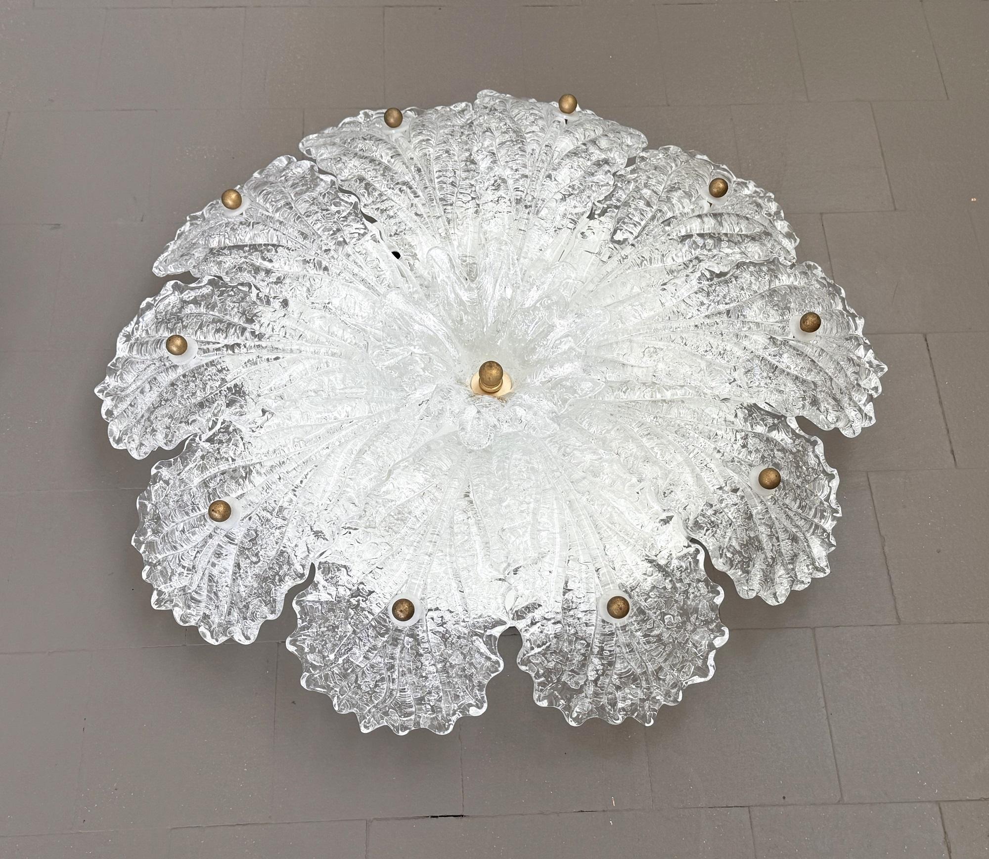Araña italiana a ras de suelo de mediados de siglo con cristal de Murano granulado, años 70 Italiano en venta