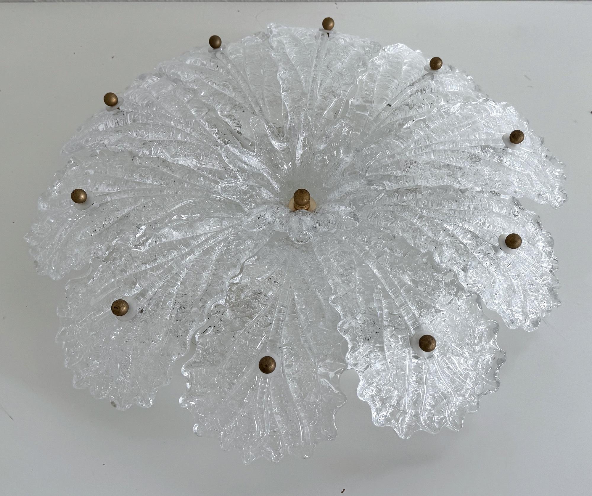 Araña italiana a ras de suelo de mediados de siglo con cristal de Murano granulado, años 70 finales del siglo XX en venta