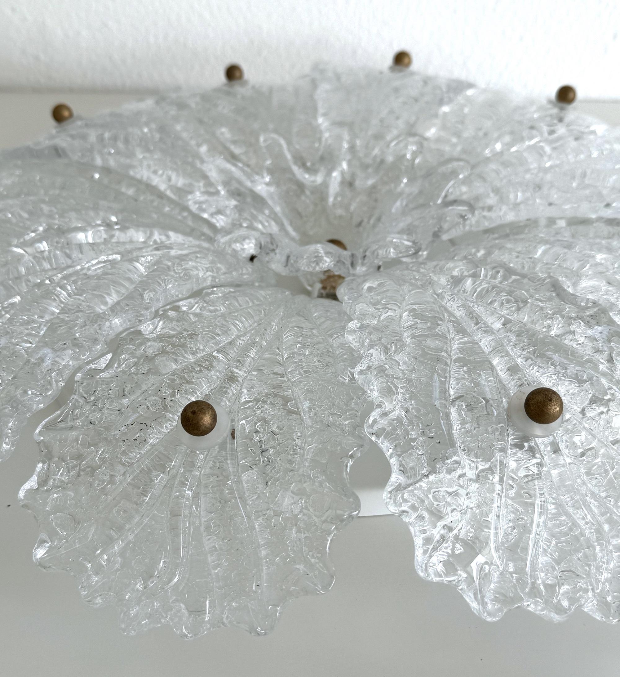Araña italiana a ras de suelo de mediados de siglo con cristal de Murano granulado, años 70 Metal en venta