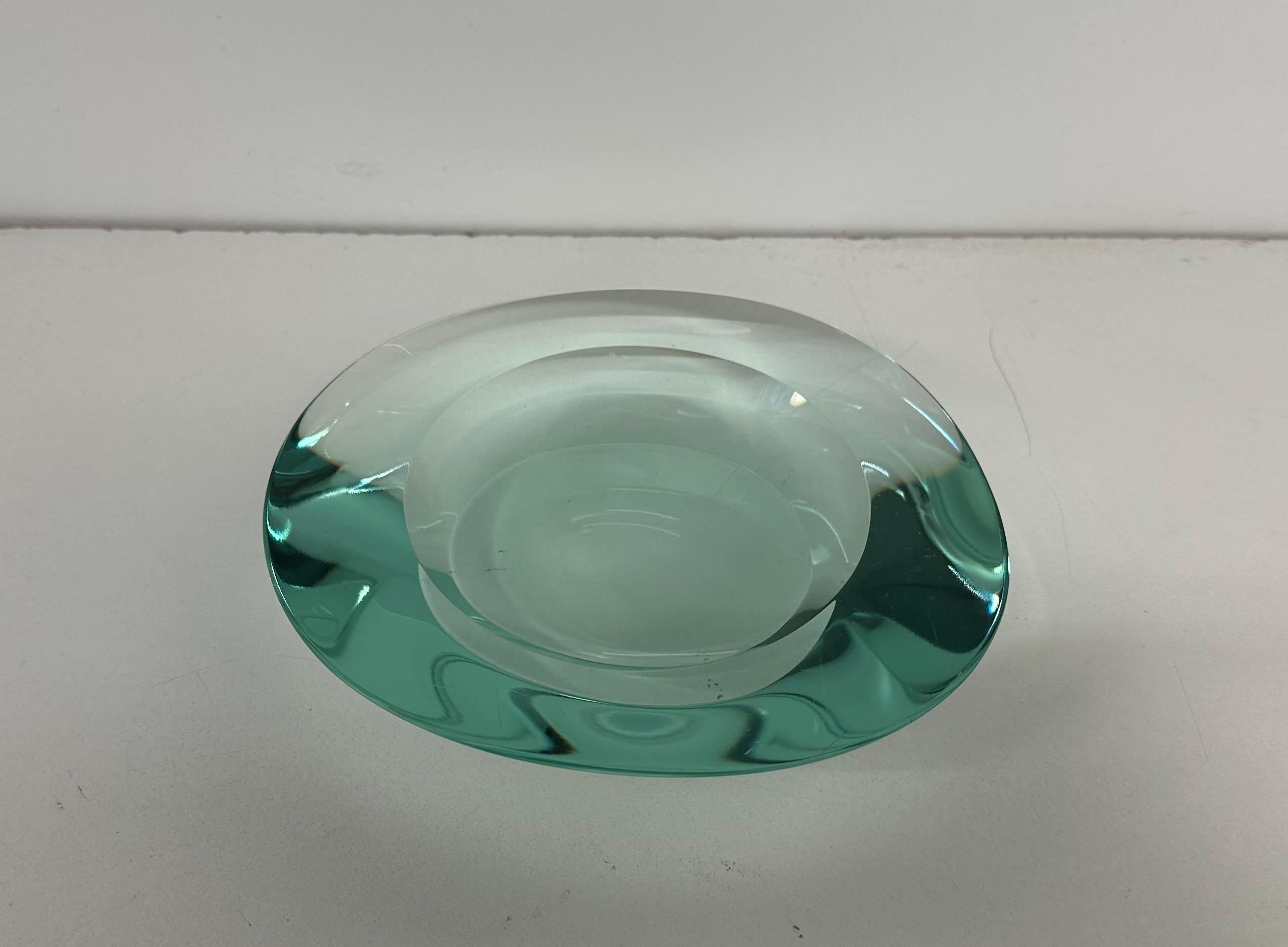 Bellissimo svuota tasche in vetro Attr. Max Ingrand prodotto in Italia intorno agli anni '50/'60 da Fontana Arte.
Firmato 'FX'.

In ottime condizioni vintage.