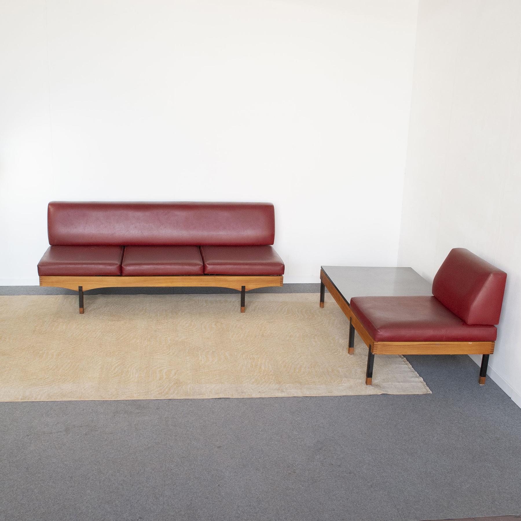 Therapy day bed, yoga model with corner composed of black lacquered teak wood table and armchair. Seats in bordeaux sky made by Framar, 1960s

n.b. a cushion has an open cut and a stitched one, possible repair or new upholstery.