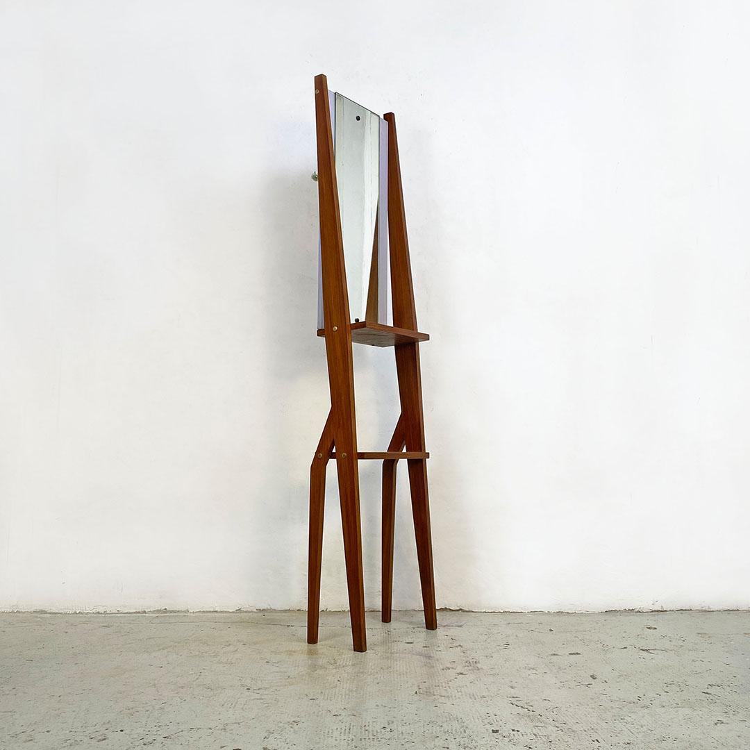 Specchio a figura intera indipendente italiano del Mid-Century Modern con struttura in legno, anni '60
Specchio rettangolare a figura intera, freestanding con struttura in legno con doppio ripiano e rivestito in cielo grigio nella parte in cui è
