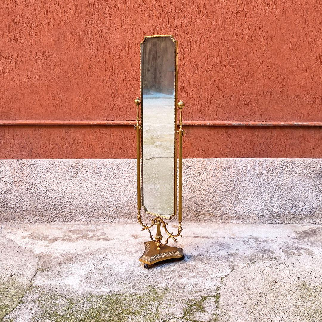Italian mid-century full-lenghth and tiltable brass mirror on wheels, 1950s
Freestanding full-length mirror, with brass structure with friezes, adjustable and tilting, and base on triangular-shaped wheels.
About 1950s
Good