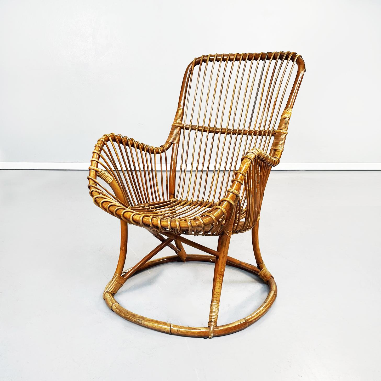 Italian mid-century Garden armchairs in rattan with intertwining and leather, 1960s
Pair of armchairs with round seat, made of curved rattan canes with intertwining. On the back there is a small strip of brown leather fixed with white painted metal