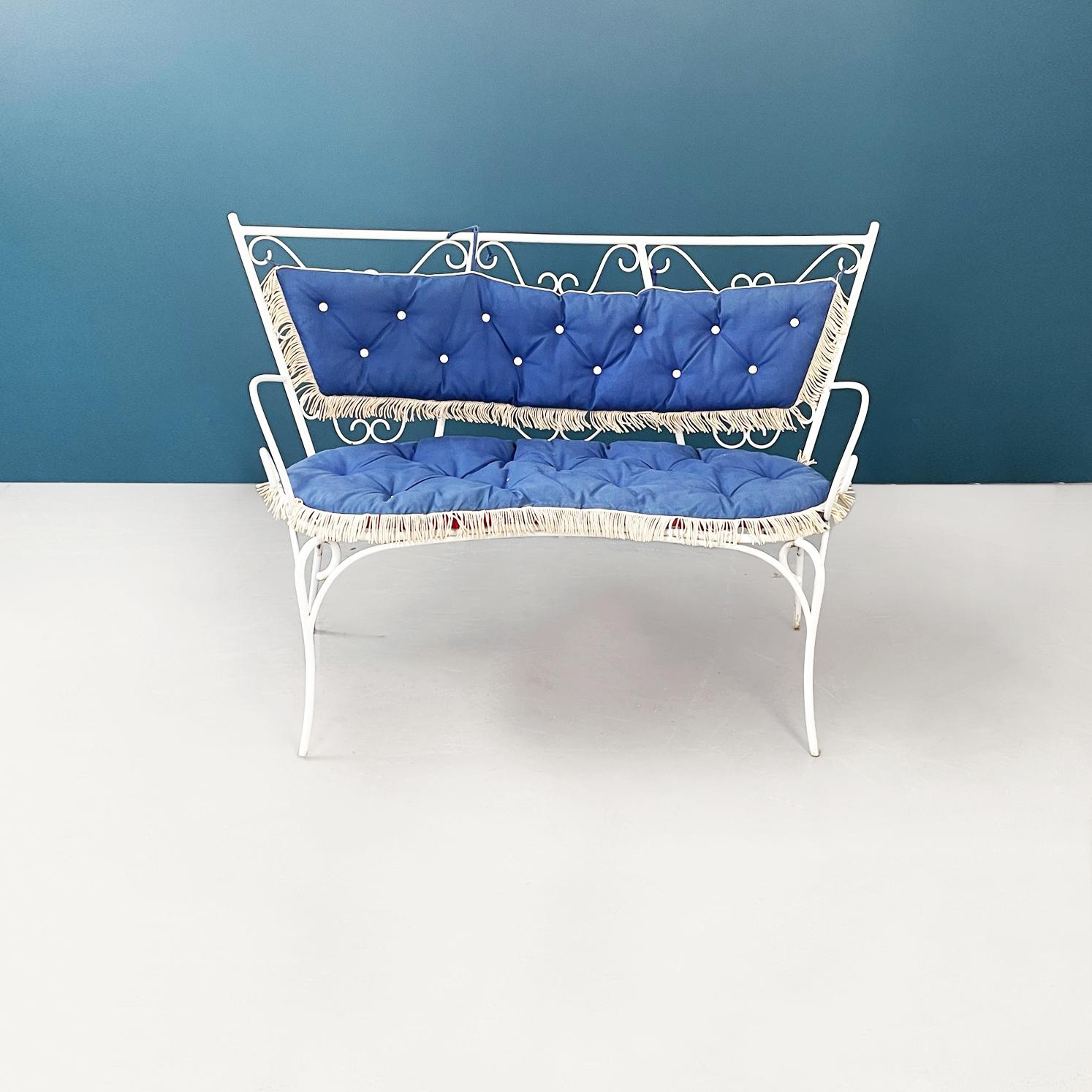 Italian mid-century Garden bench in white wrought iron and fabric, 1960s
Garden bench in white painted wrought iron. The seat, slightly curved and rounded, is made up of a series of springs on which is placed a padded cushion covered in bright pink