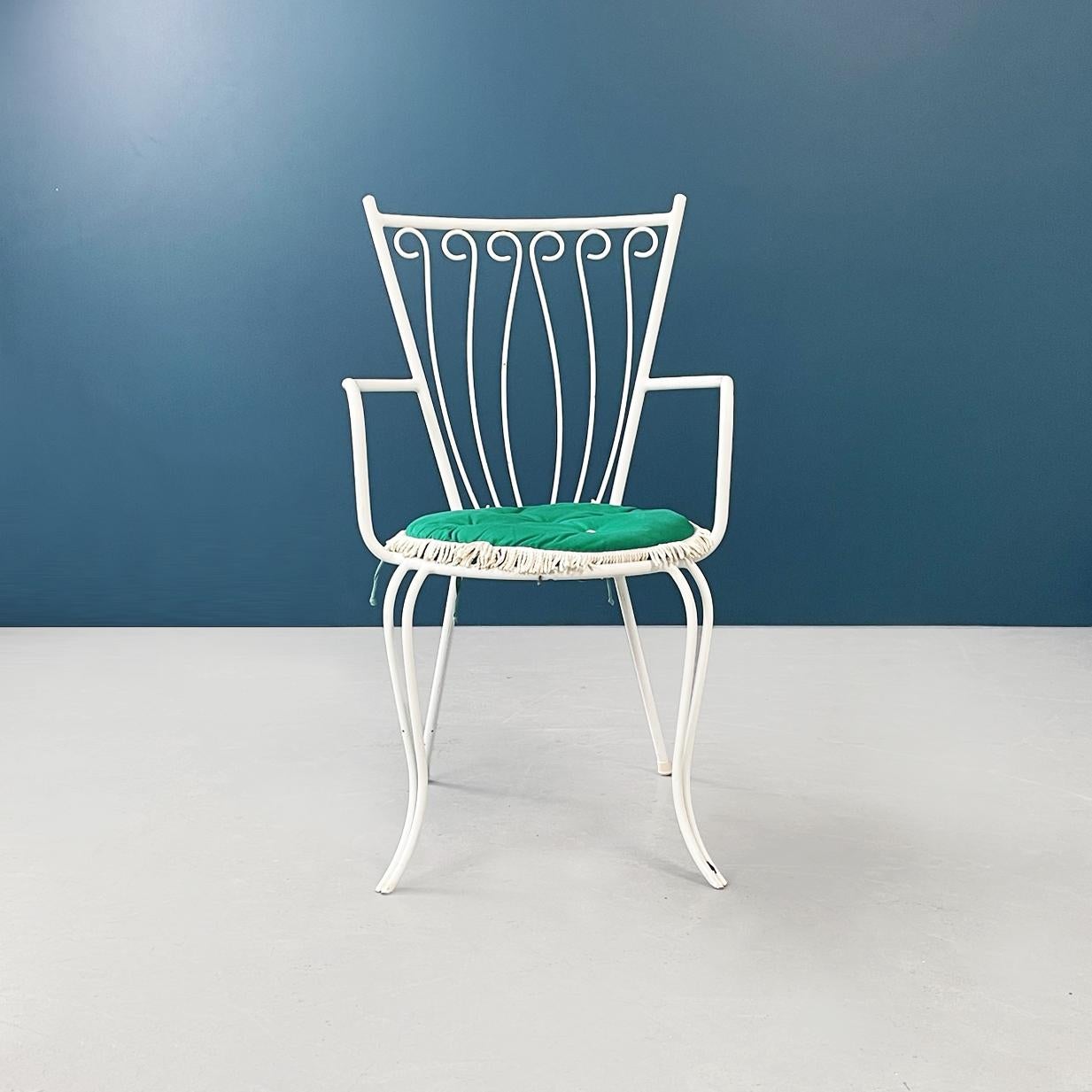 Italian mid-century garden chairs in white wrought iron and green fabric, 1960s
Set of 4 garden chairs in white painted wrought iron. The round seat is made up of a series of springs on which a padded cushion is placed, covered in forest green