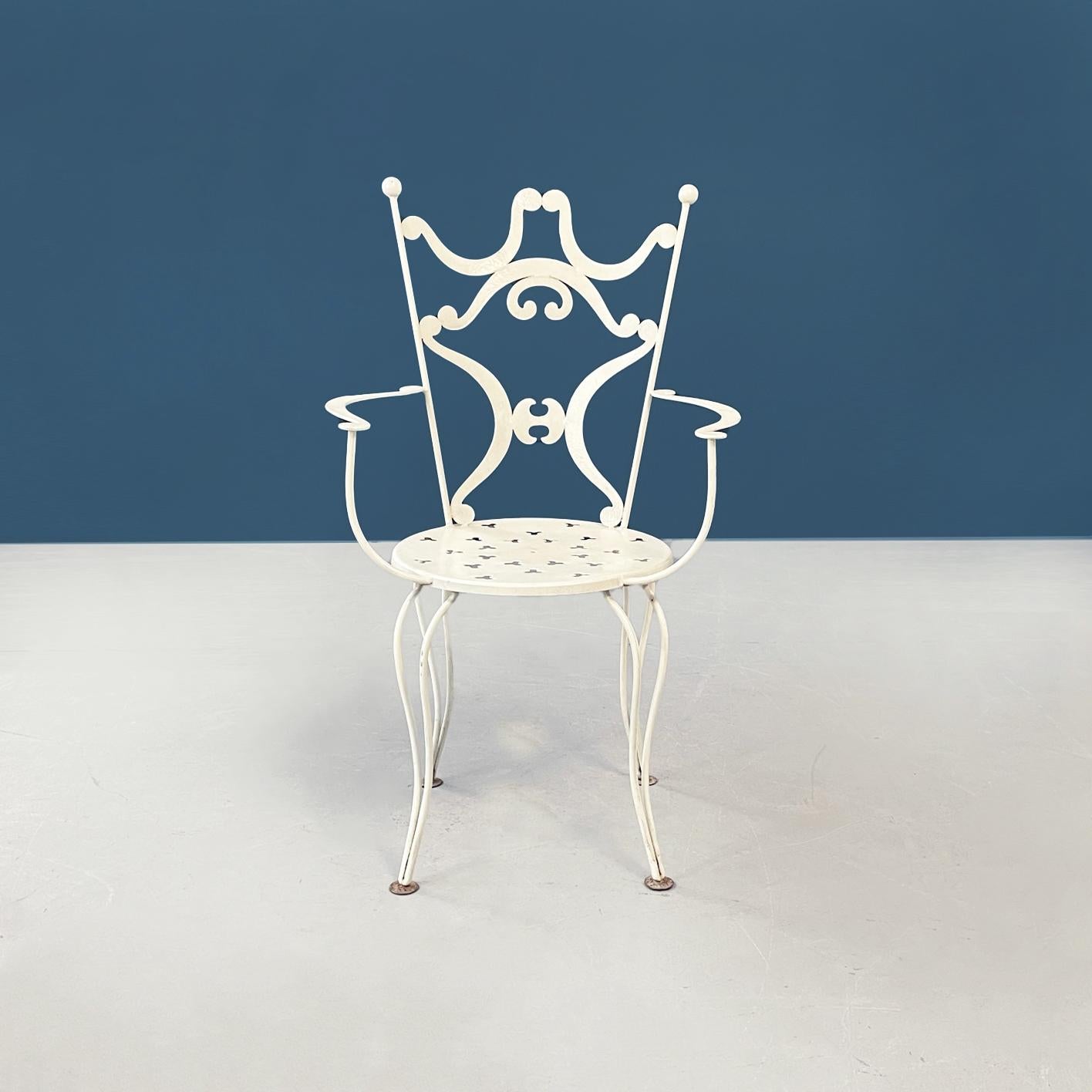 Italian mid-century Garden chairs in white wrought iron finely worked, 1960s
Garden set consisting of 4 chairs and a table. The outdoor chairs are in cream white painted wrought iron. The round seat is perforated. The back is slightly curved and