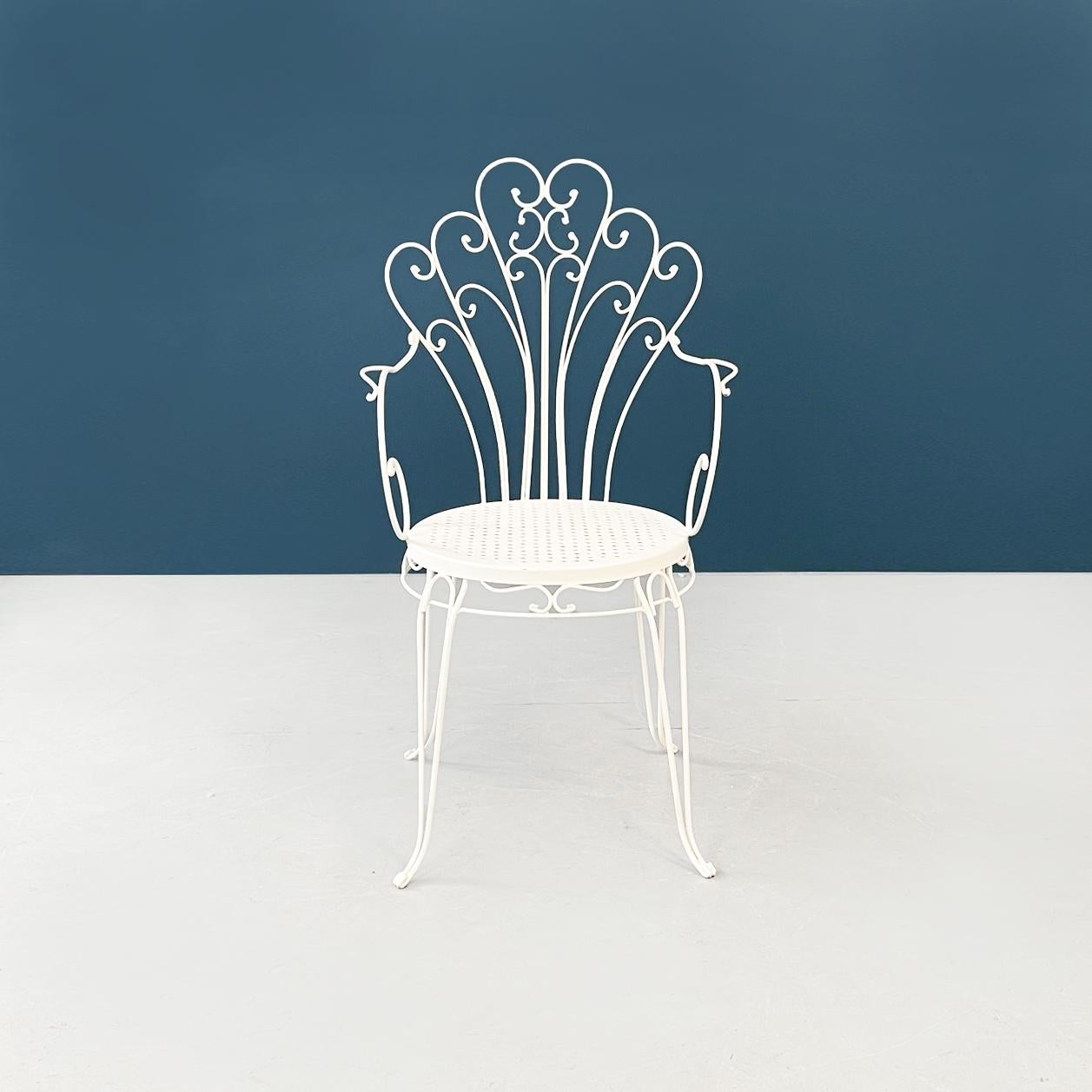 Italienische Gartenstühle aus der Mitte des Jahrhunderts aus weißem Schmiedeeisen mit Locken, 1960er Jahre
Satz von 4 Gartenstühlen aus weiß lackiertem Schmiedeeisen. Der runde Sitz ist gelocht und auf dem Profil mit Locken verziert. Die Rückseite
