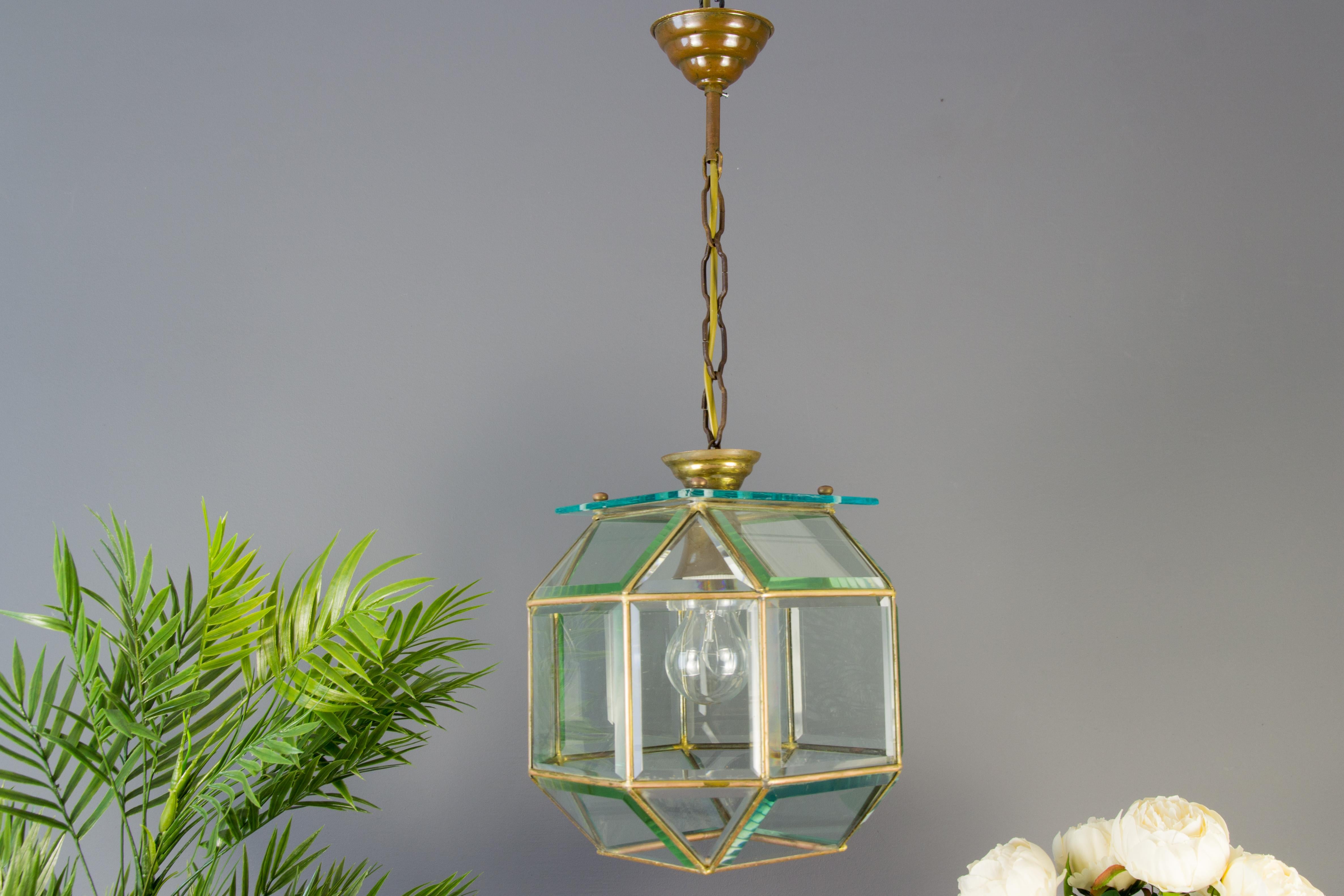 Italian single light beveled glass and brass pendant from circa the 1950s, attributed to Fontana Arte.
Very interesting geometric shape. One original socket for the E27 (E26) size light bulb.
Dimensions: Diameter 25 cm / 9.84 in, height 60 cm /