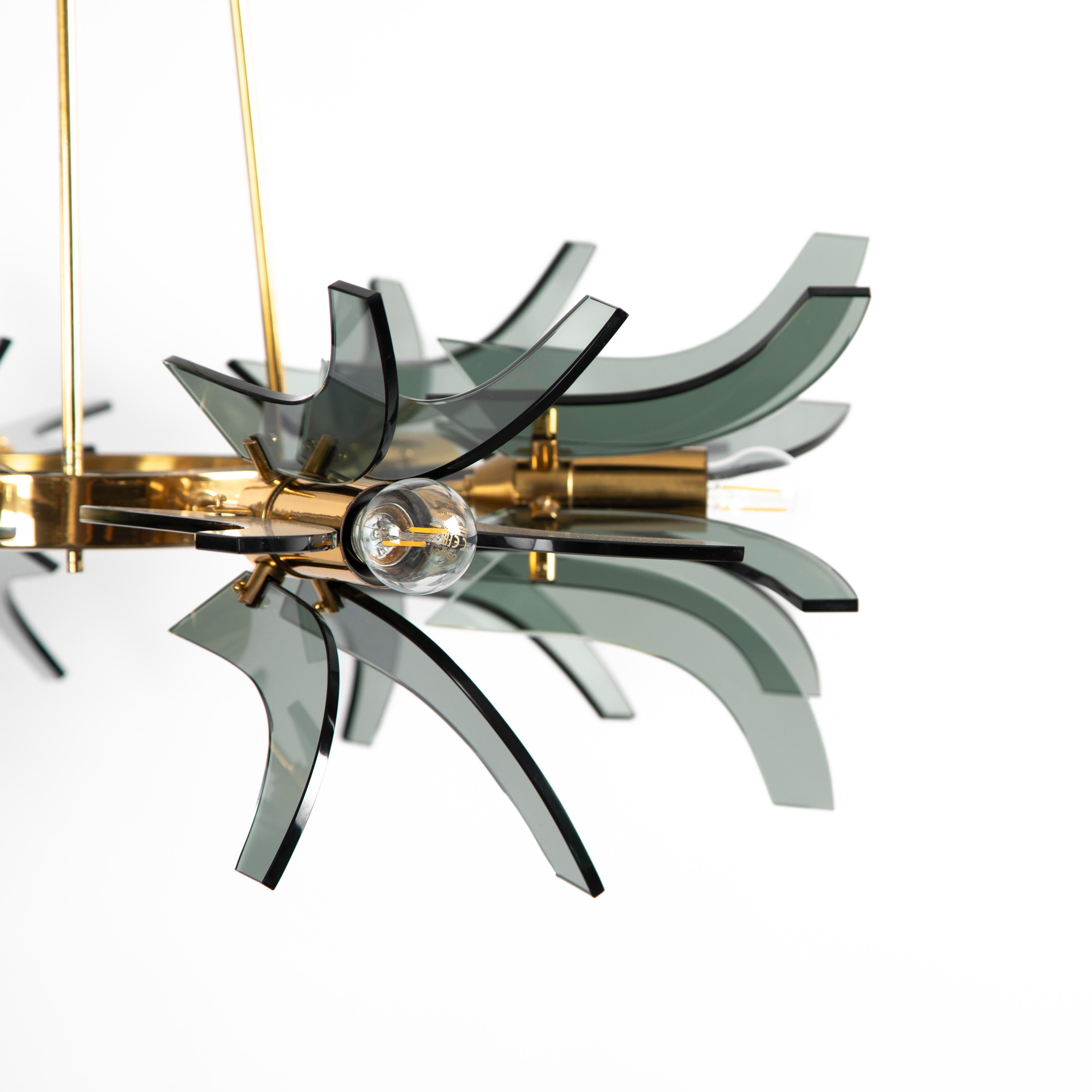 Araña geométrica italiana de latón y cristal verde de mediados de siglo, de Gino Paroldo Años 60

Esta lámpara vintage de latón y cristal, diseñada por Gino Paroldo para Fontana Arte en Italia, es el epítome de la elegancia de mediados de siglo.