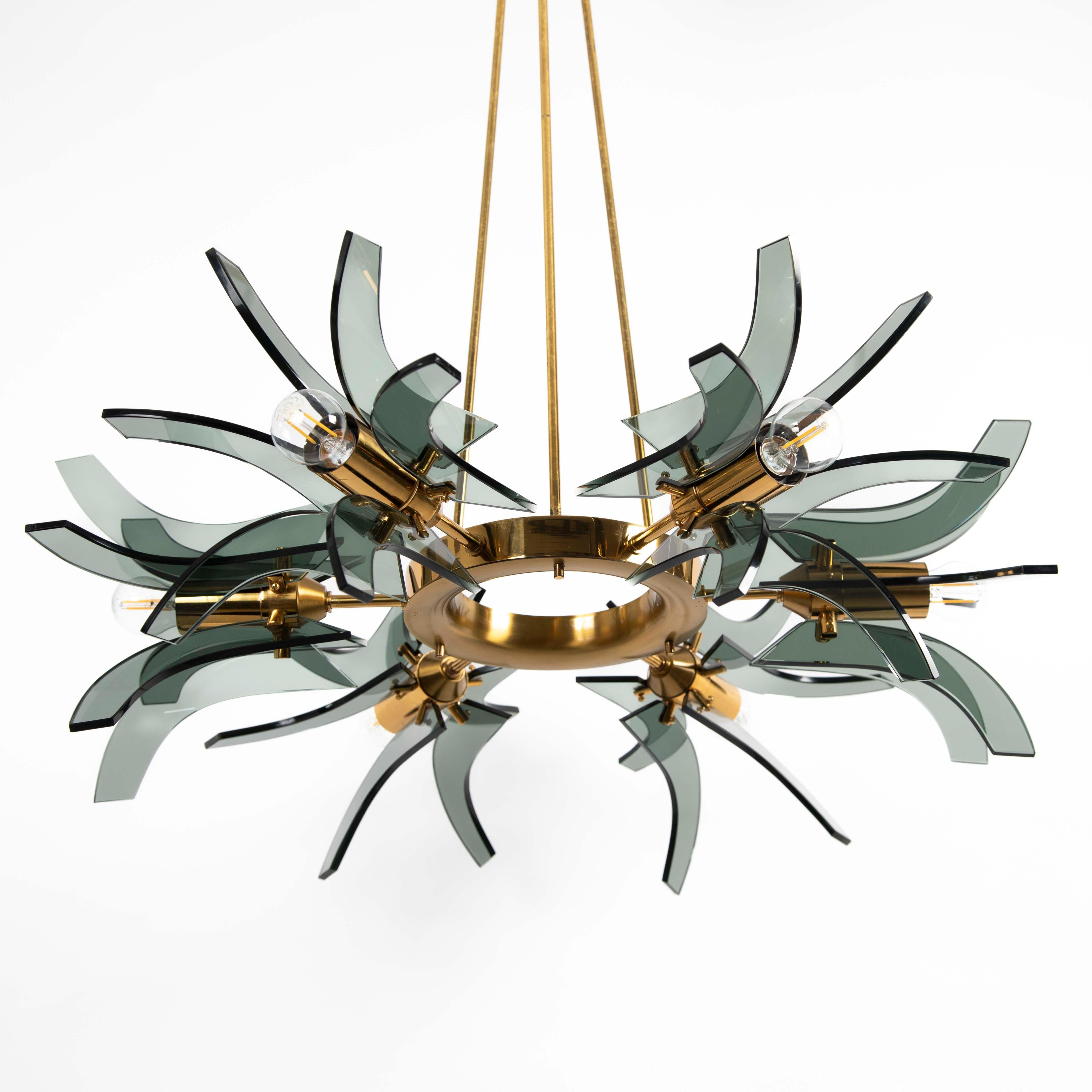 Araña geométrica italiana de latón y cristal verde de mediados de siglo, de Gino Paroldo Años 60 Moderno de mediados de siglo en venta