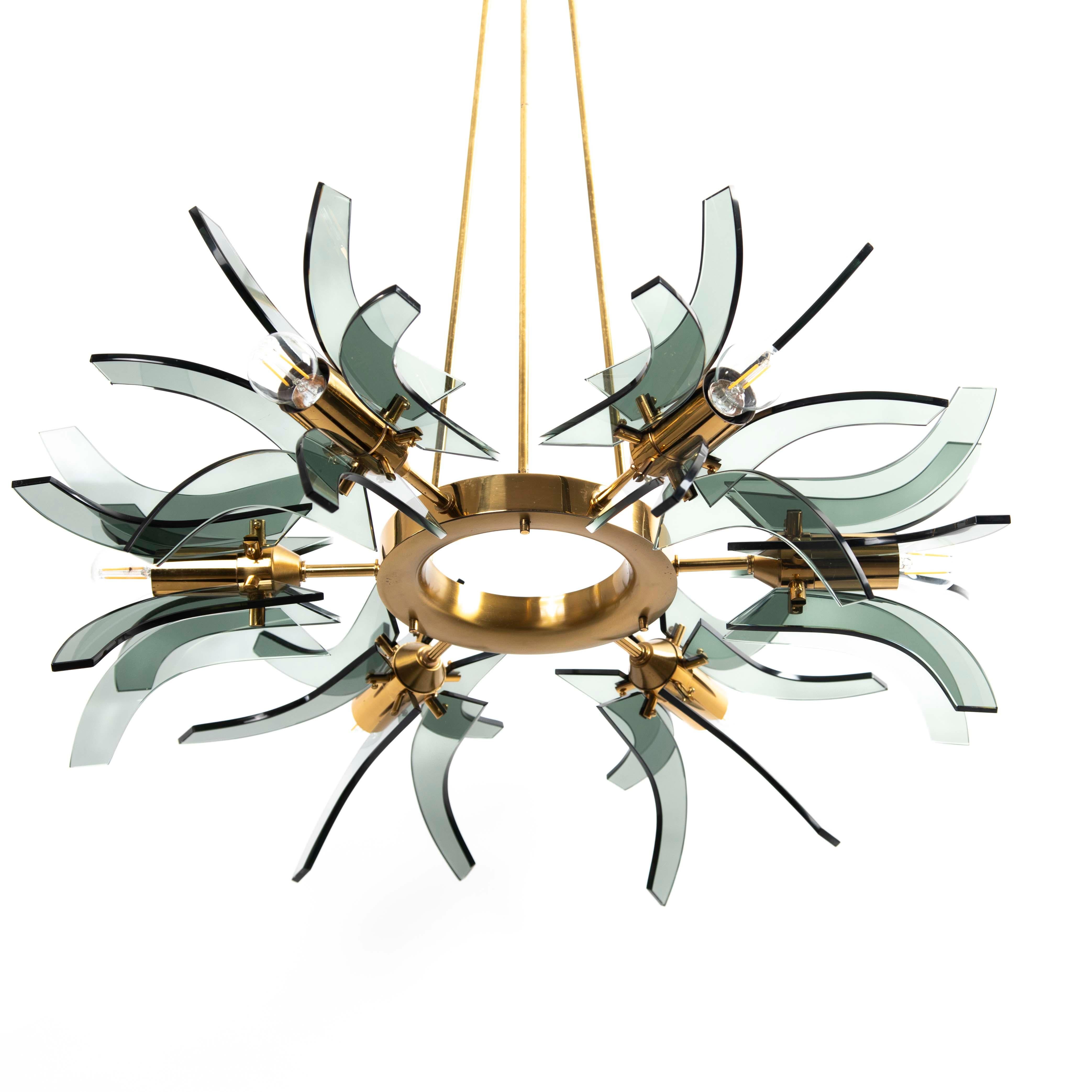 Araña geométrica italiana de latón y cristal verde de mediados de siglo, de Gino Paroldo Años 60 en Excelente estado para la venta en Salzburg, AT