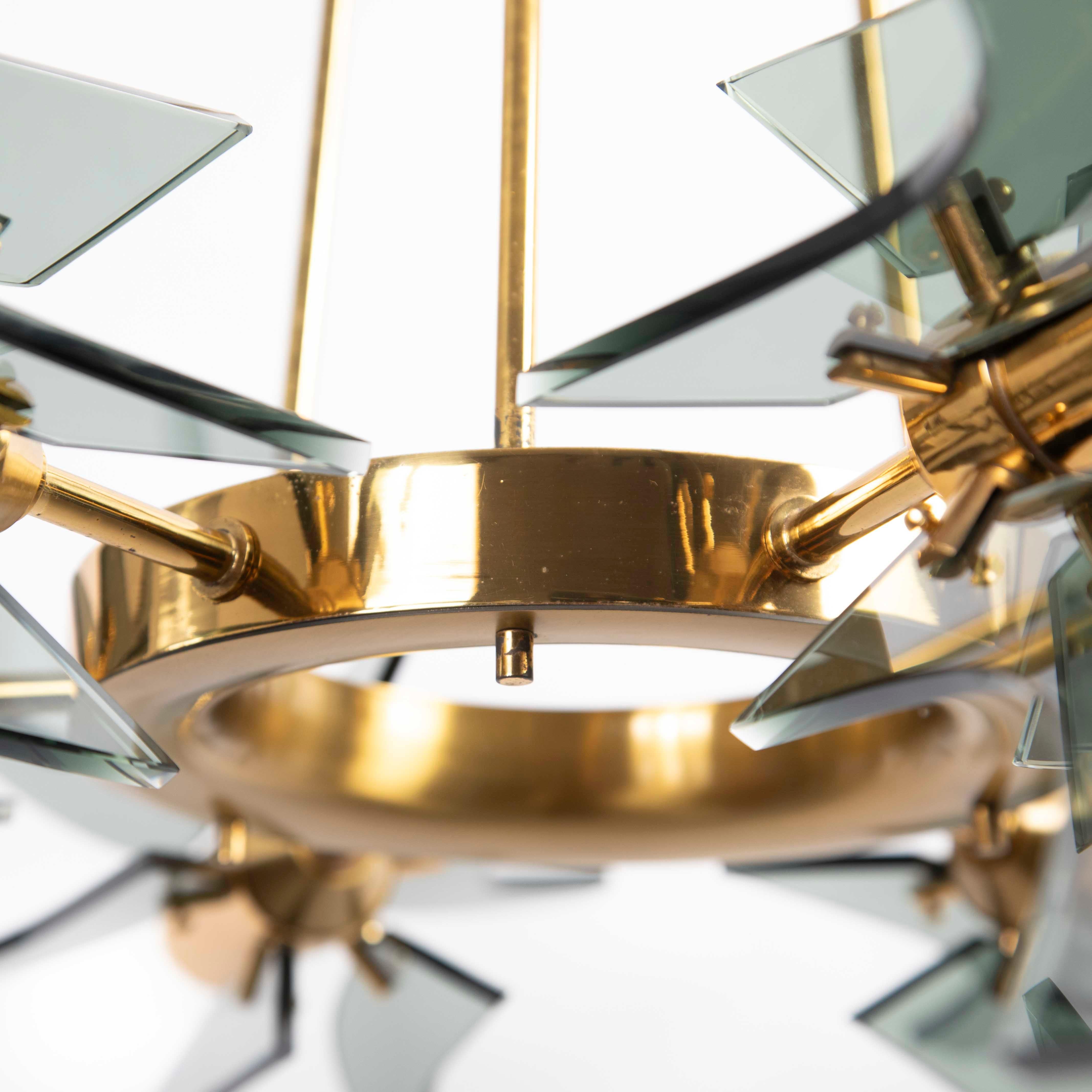 Araña geométrica italiana de latón y cristal verde de mediados de siglo, de Gino Paroldo Años 60 Latón en venta