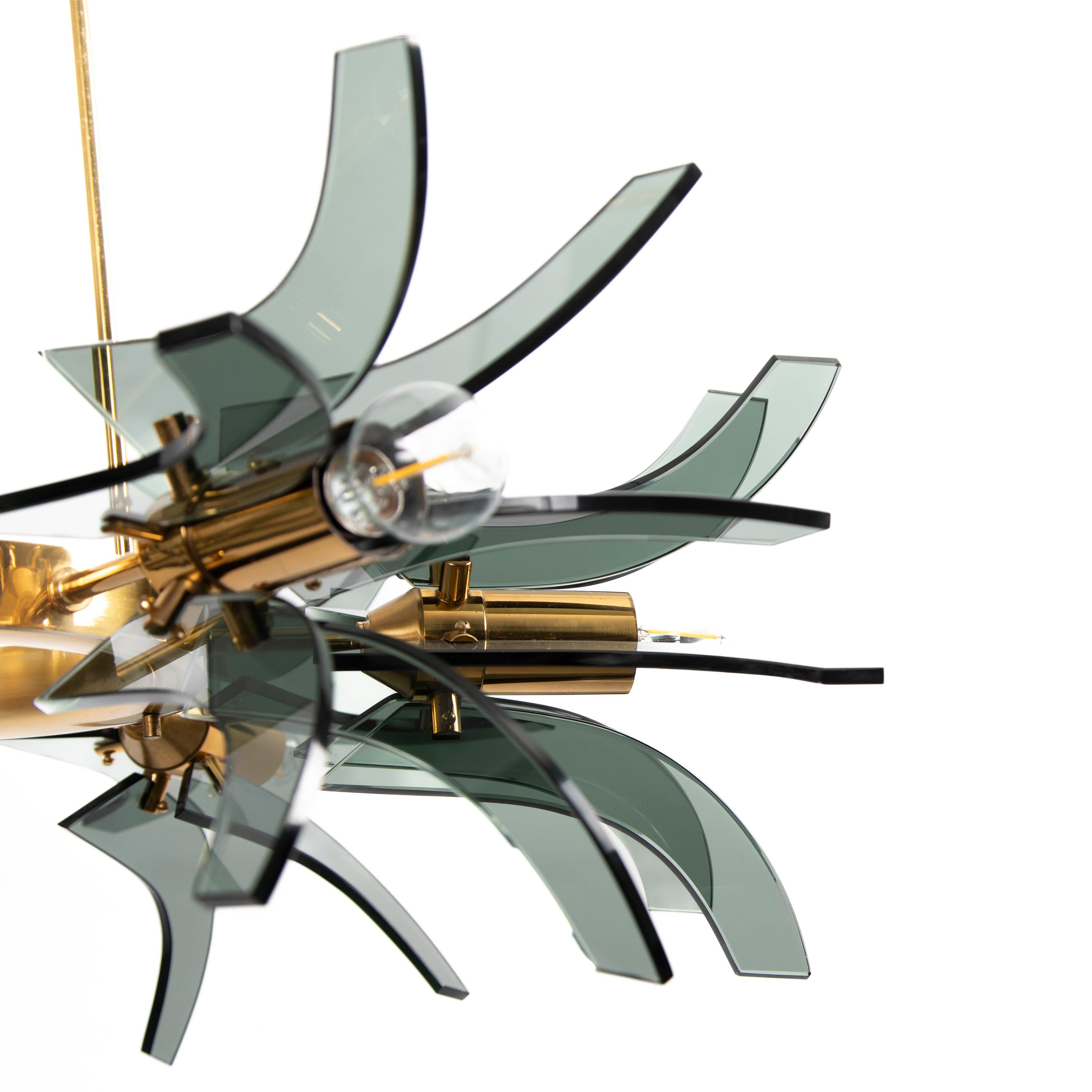 Araña geométrica italiana de latón y cristal verde de mediados de siglo, de Gino Paroldo Años 60 en venta 1