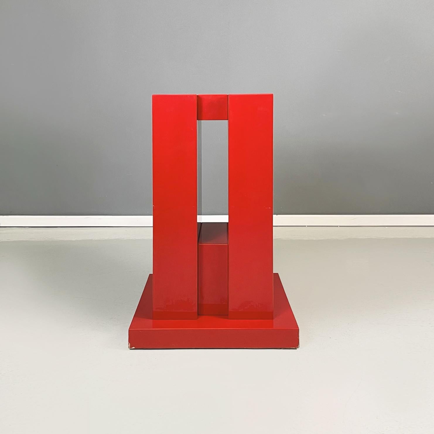 Italian mid-century Black and light wooden square pedestals with wavy profile, 1960s
Geometric pedestal with a square base, composed by assembling a series of parallelepipeds in red lacquered wood. In the center there is a vertical