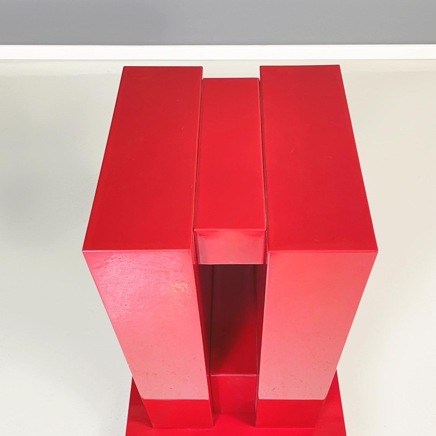 Italian Midcentury Geometric Pedestal in Red Lacquered Wood, 1980s In Good Condition For Sale In MIlano, IT