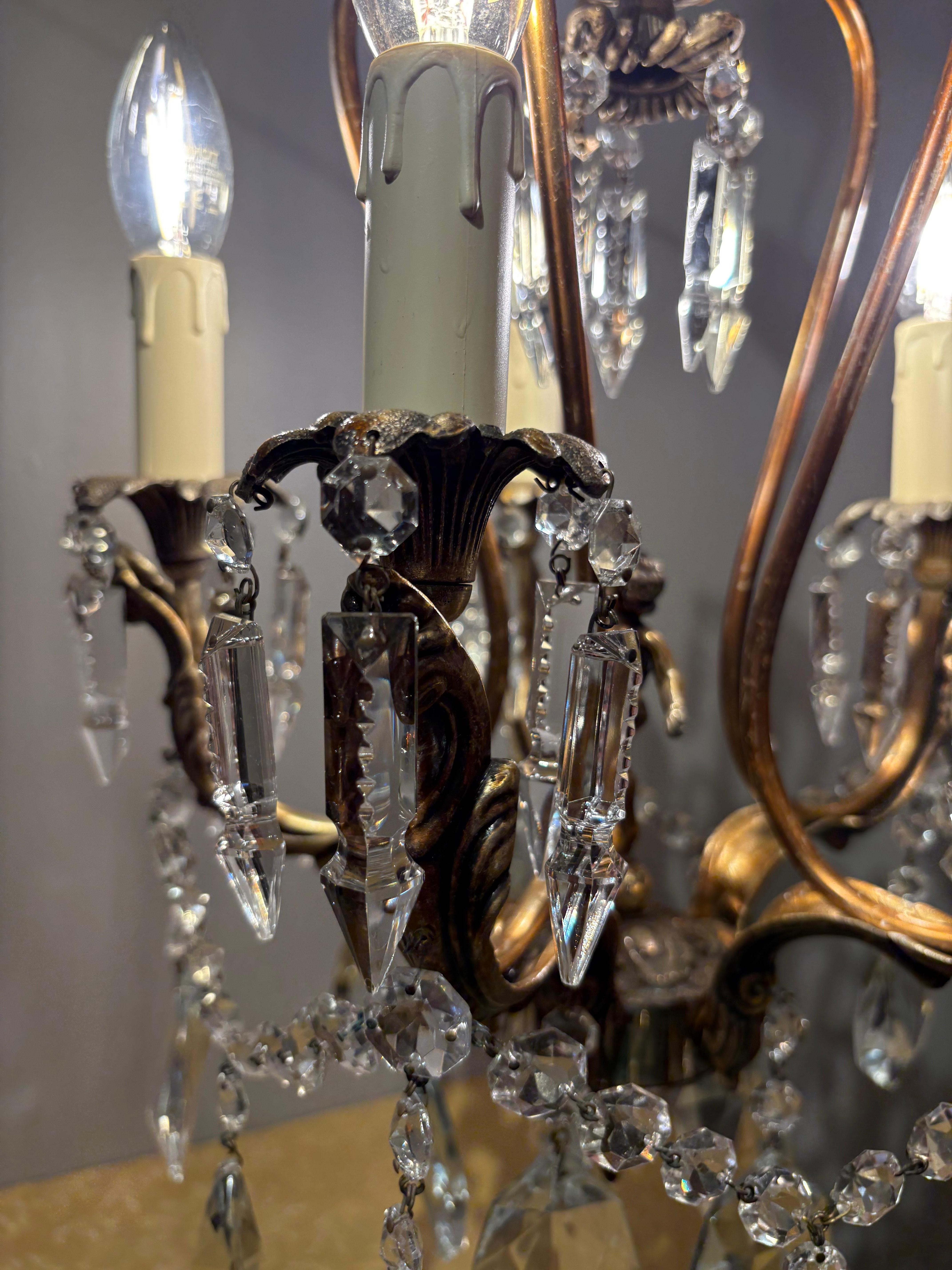 Laiton Lustre italien du milieu du siècle en laiton doré et cristal de Bohème en vente