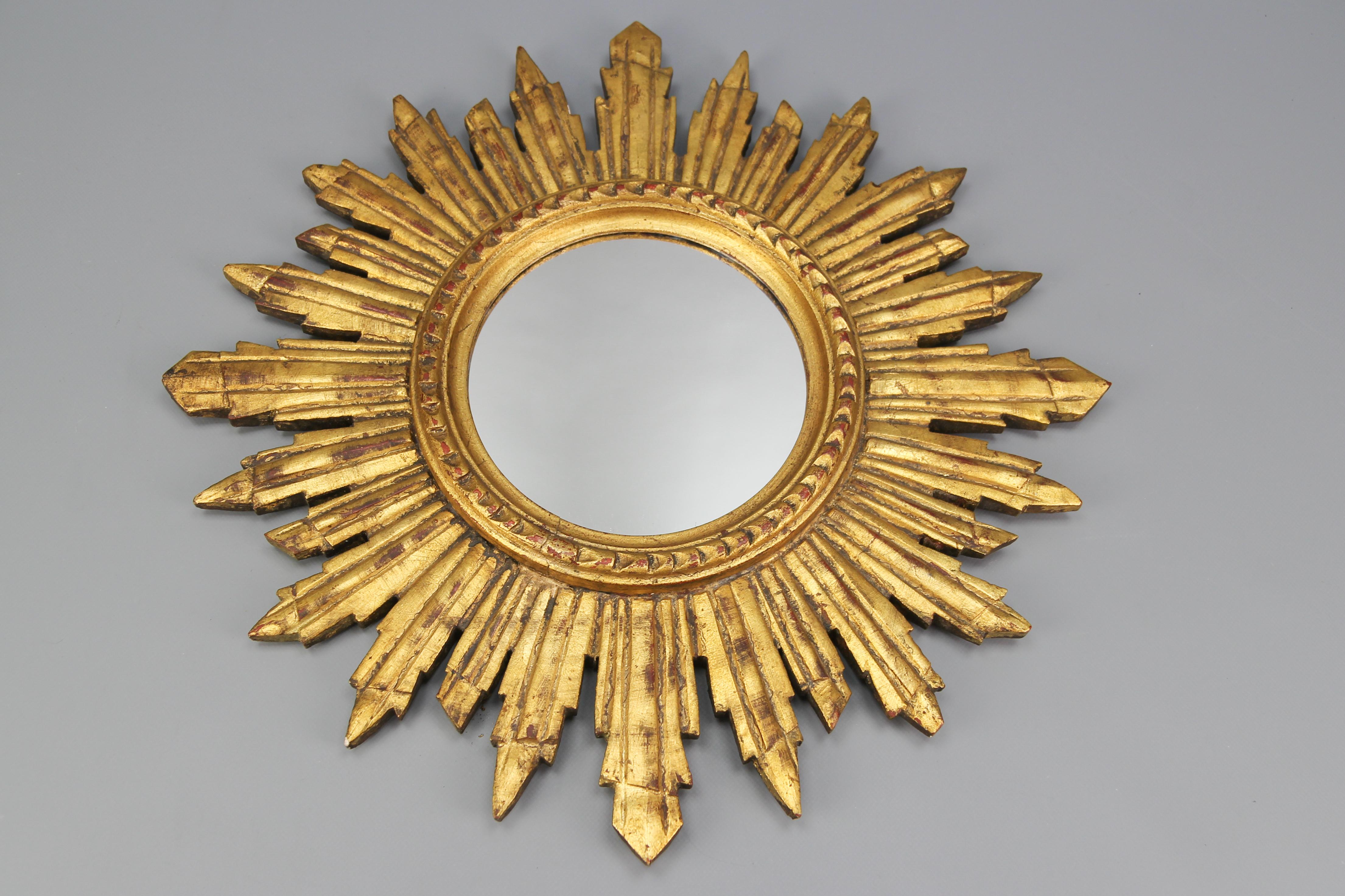 Mid-century Gilt wood sunburst or sun mirror, Italy, from the 1960s.
A beautiful Hollywood Regency-style round sun or sunburst mirror with a gold-plated pine wood frame.
Dimensions: height: 4 cm / 1.57 in; diameter: 50 cm / 19.7 in.
In good