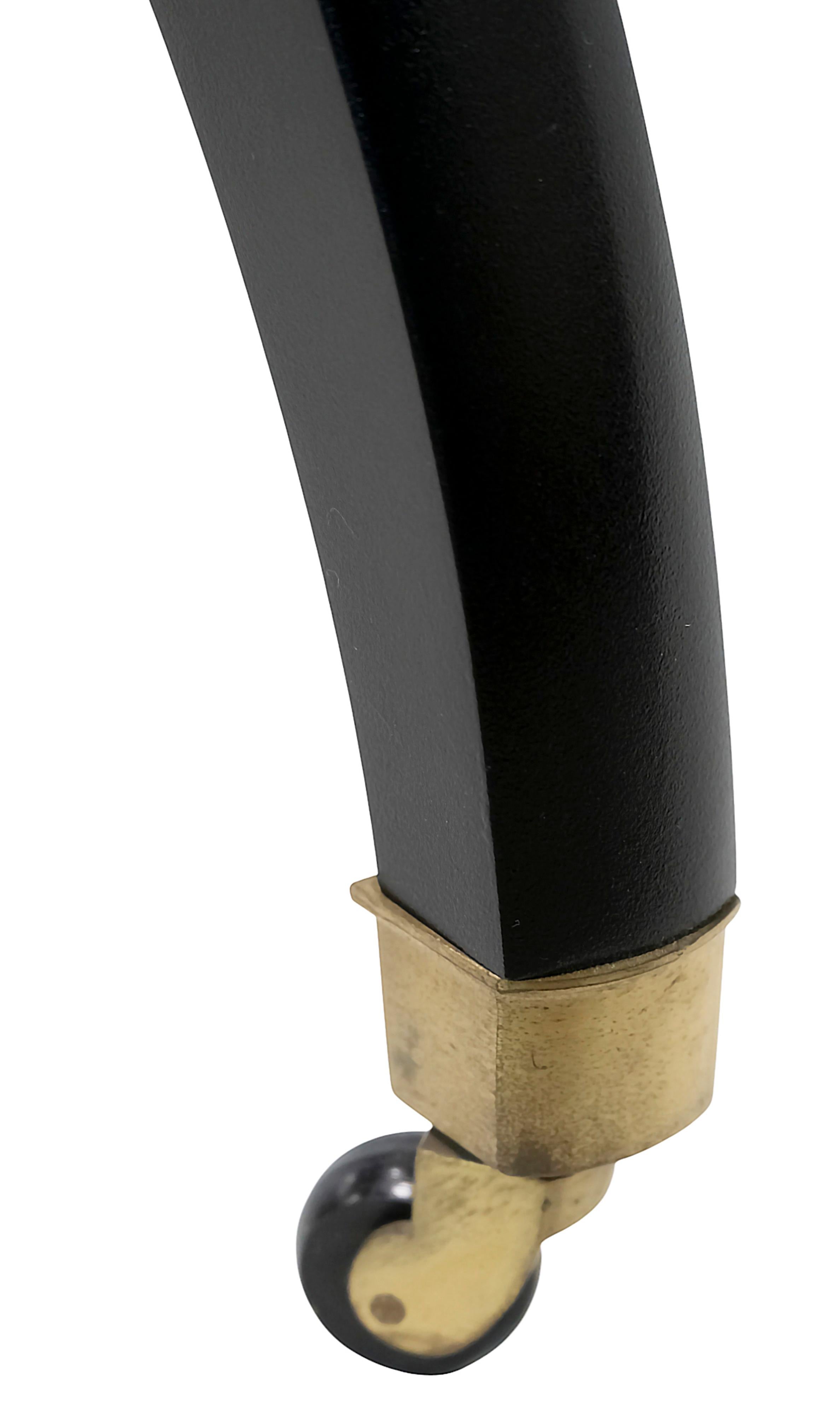 Table de salle à manger sur roulettes Giorgetti du milieu du siècle dernier, datant des années 1980.
La table de salle à manger est en bois peint en noir, avec un plateau en noyer et des détails en laiton sur les pieds. 
Très bon état vintage.



 